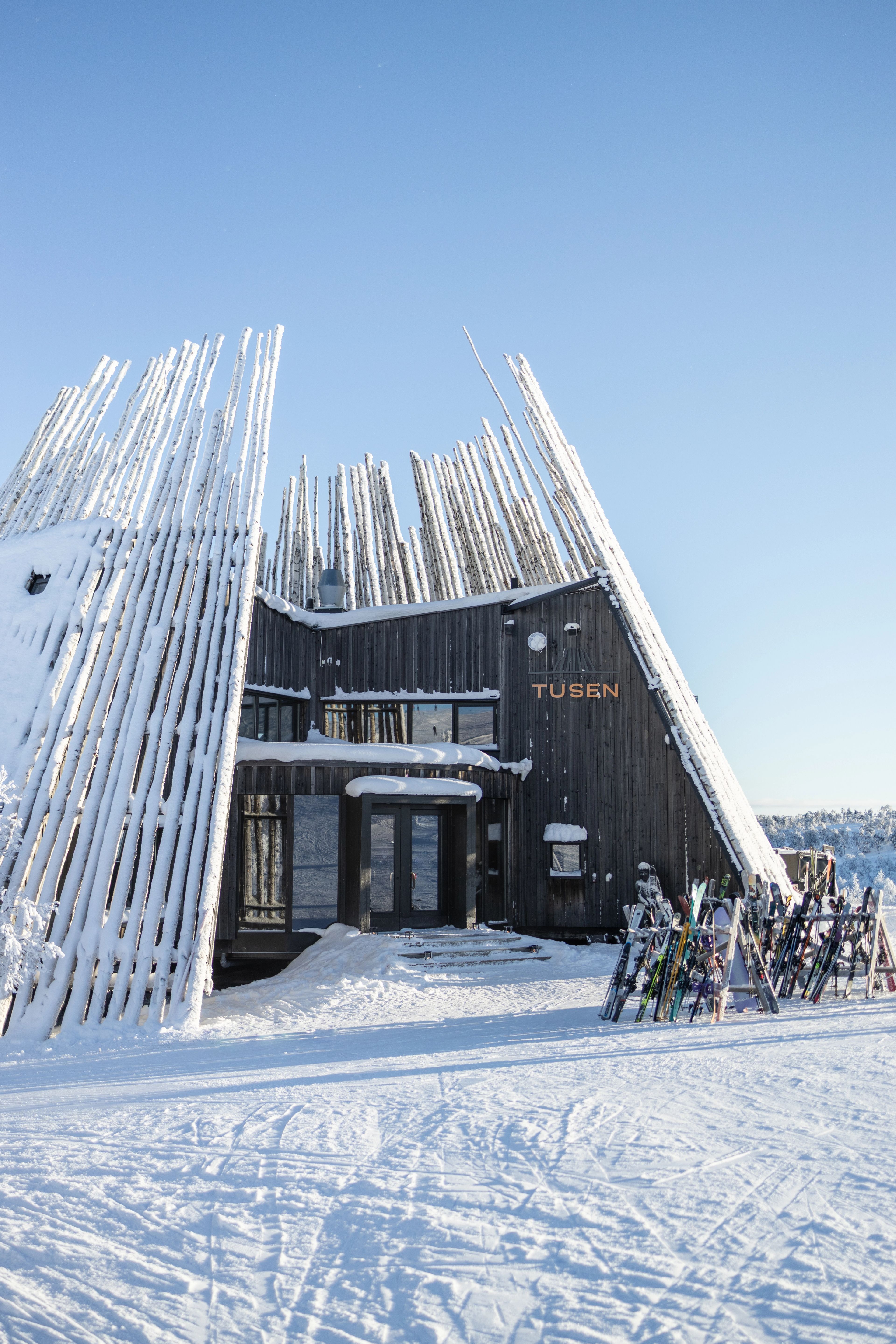 En restaurang på fjället är täckt av snö och is.