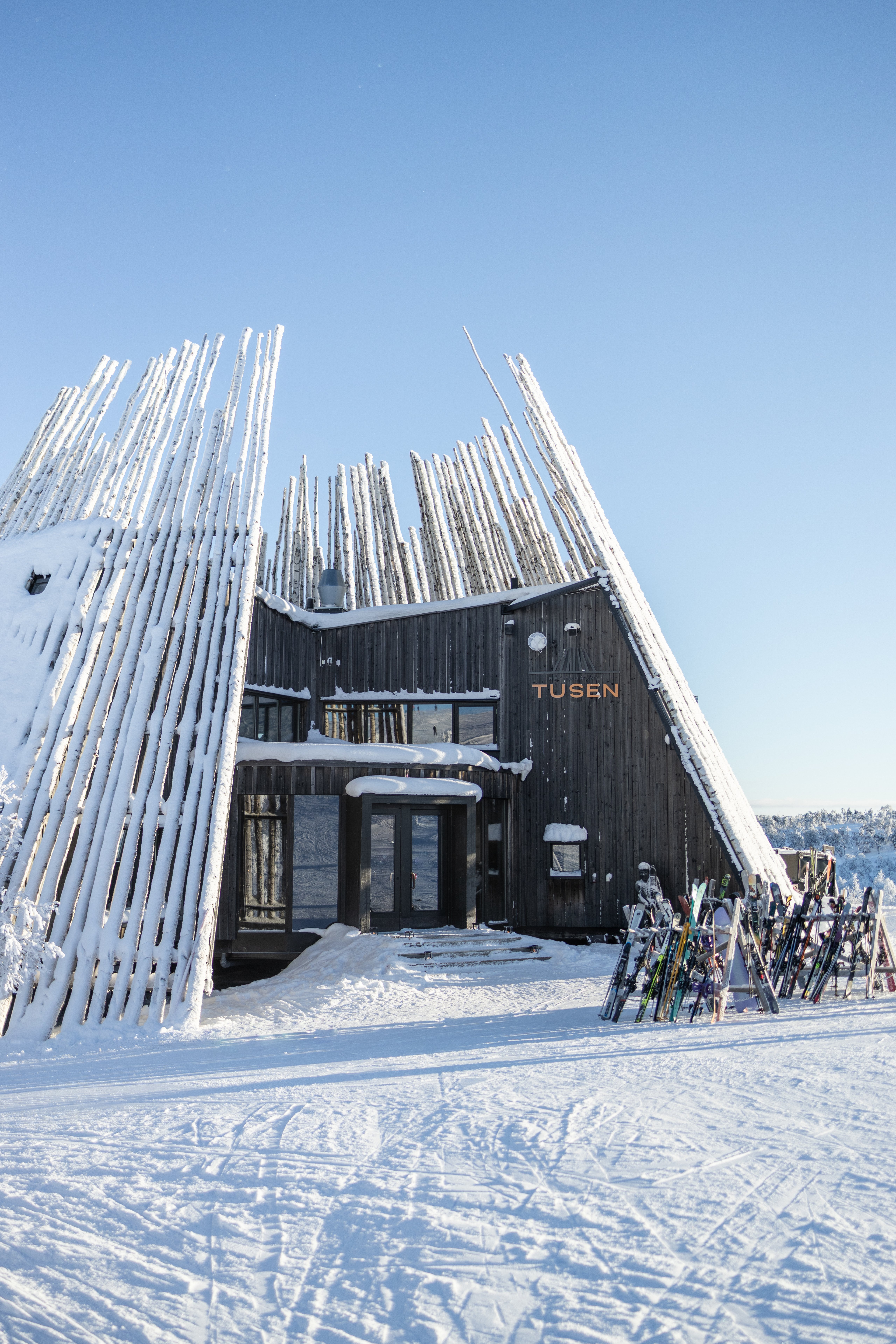 En restaurang på fjället är täckt av snö och is.