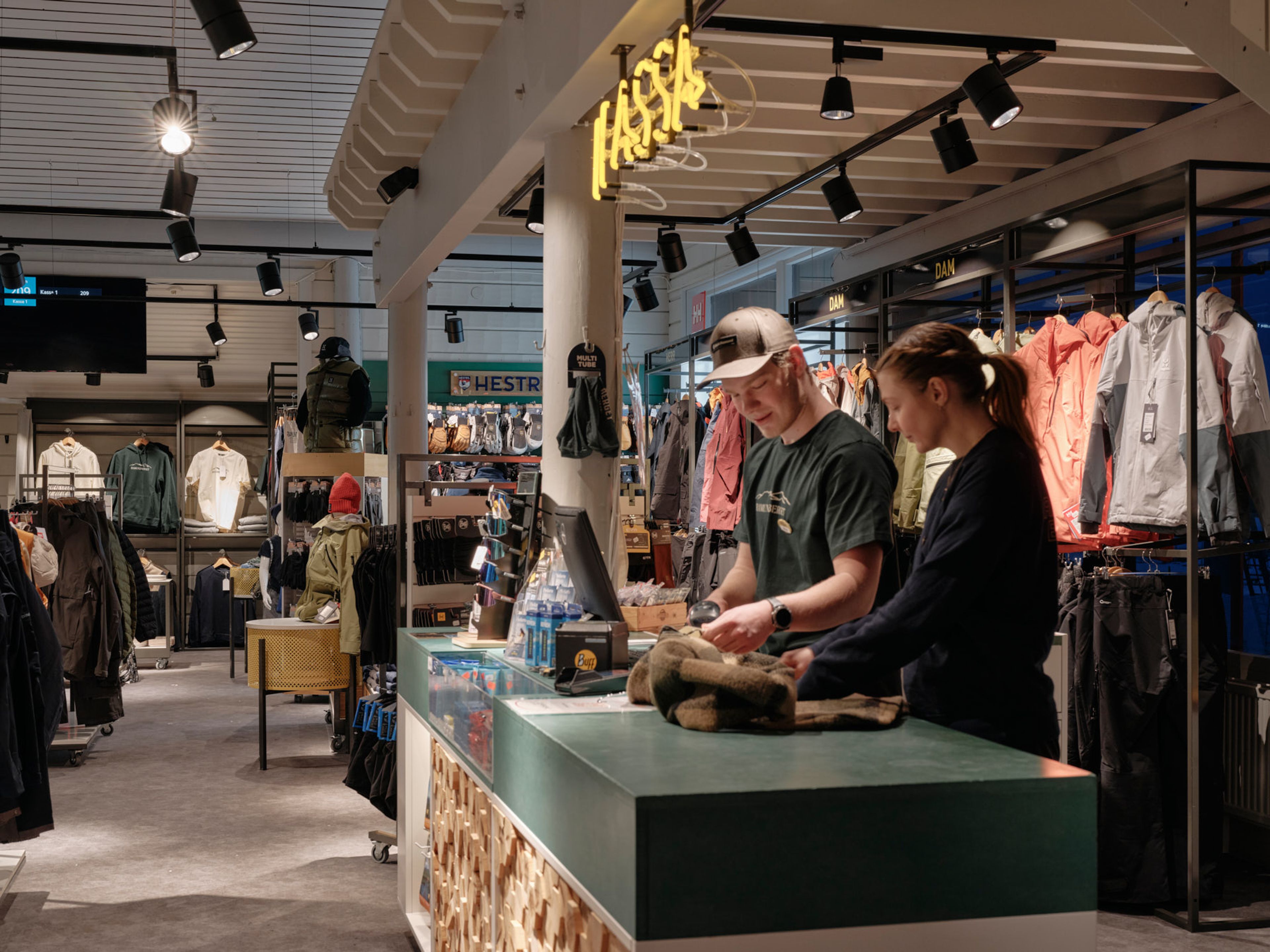 Några personer som står i en butik.