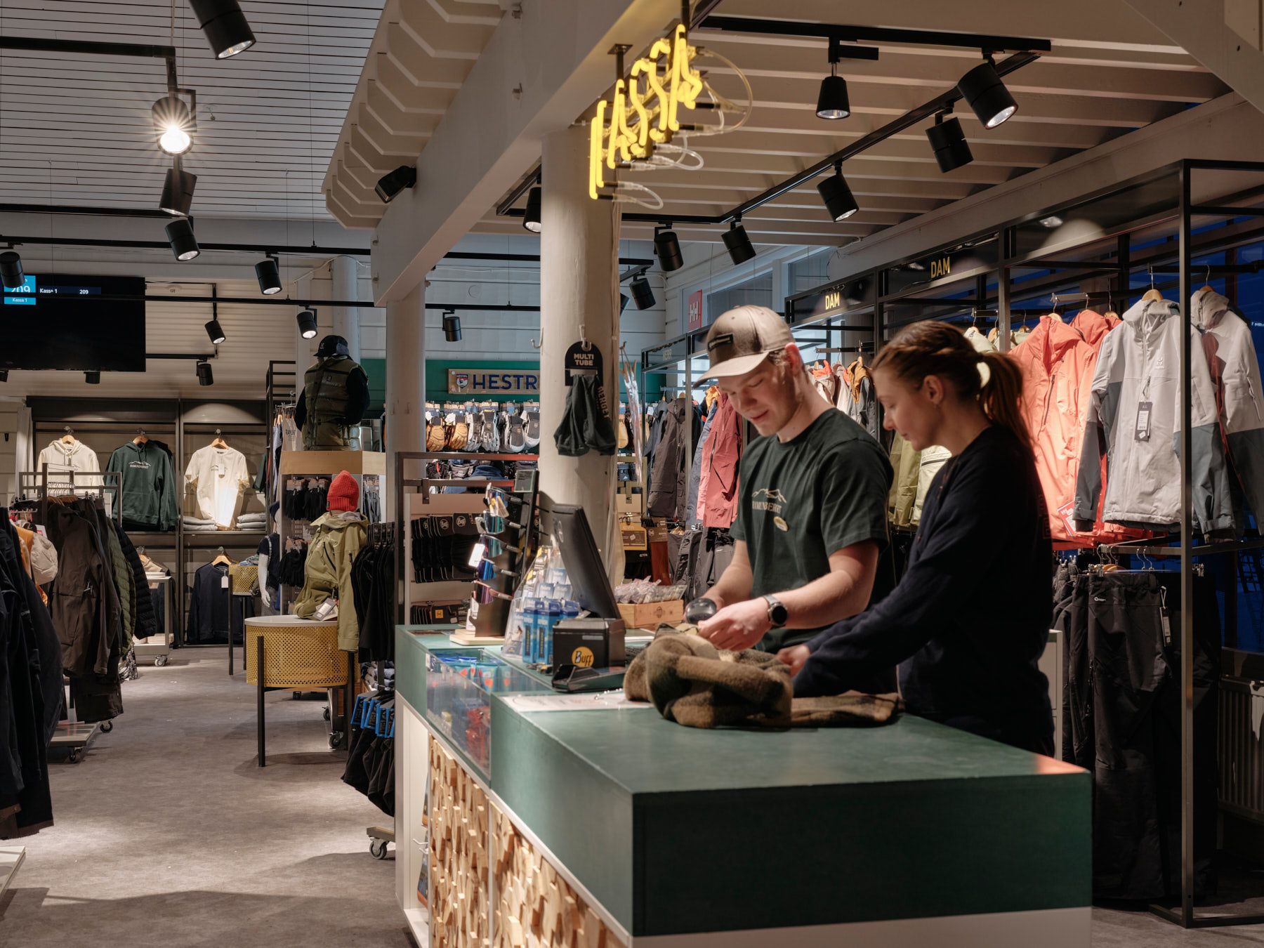 Några personer som står i en butik.