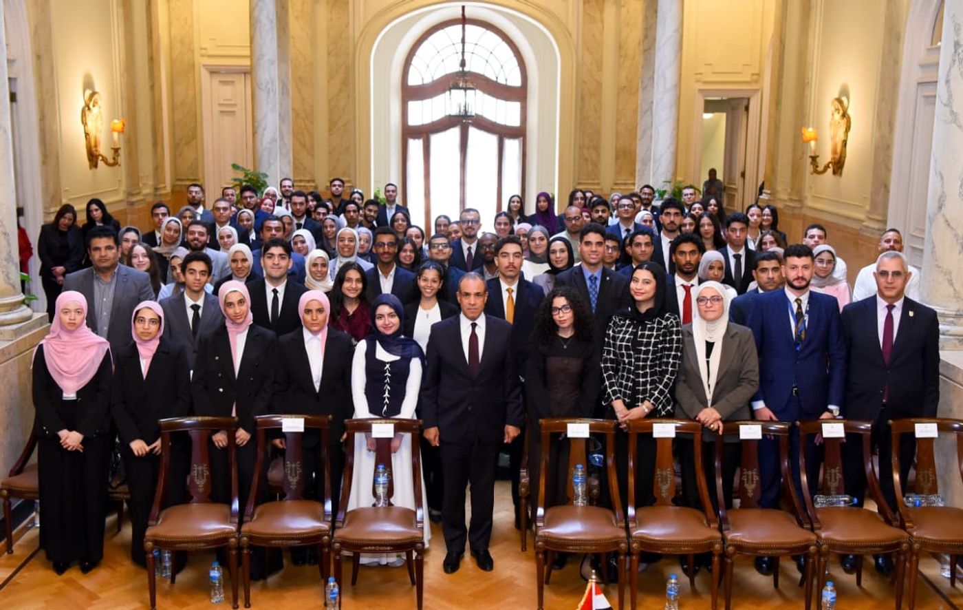 وزير الخارجية يستقبل أوائل الجامعات المصرية ويبحث زيادة المنح الدراسية