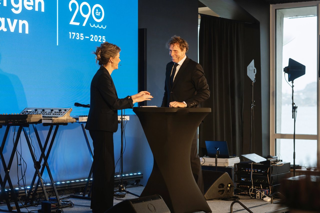 Programleder Siri Kleiven Strøm på scenen sammen med havnedirektør Michal Forland