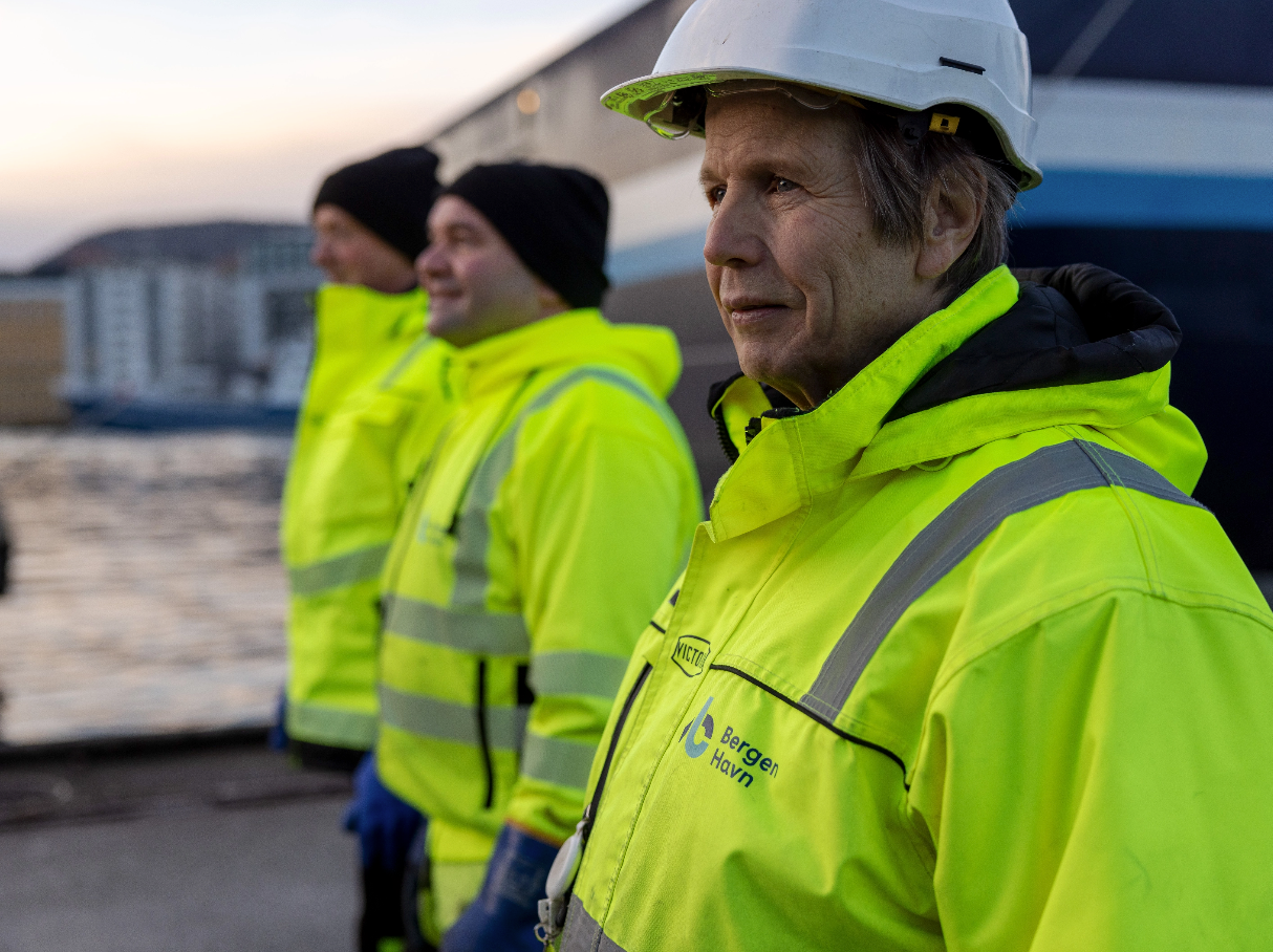 Arbeidere som ser utover havet