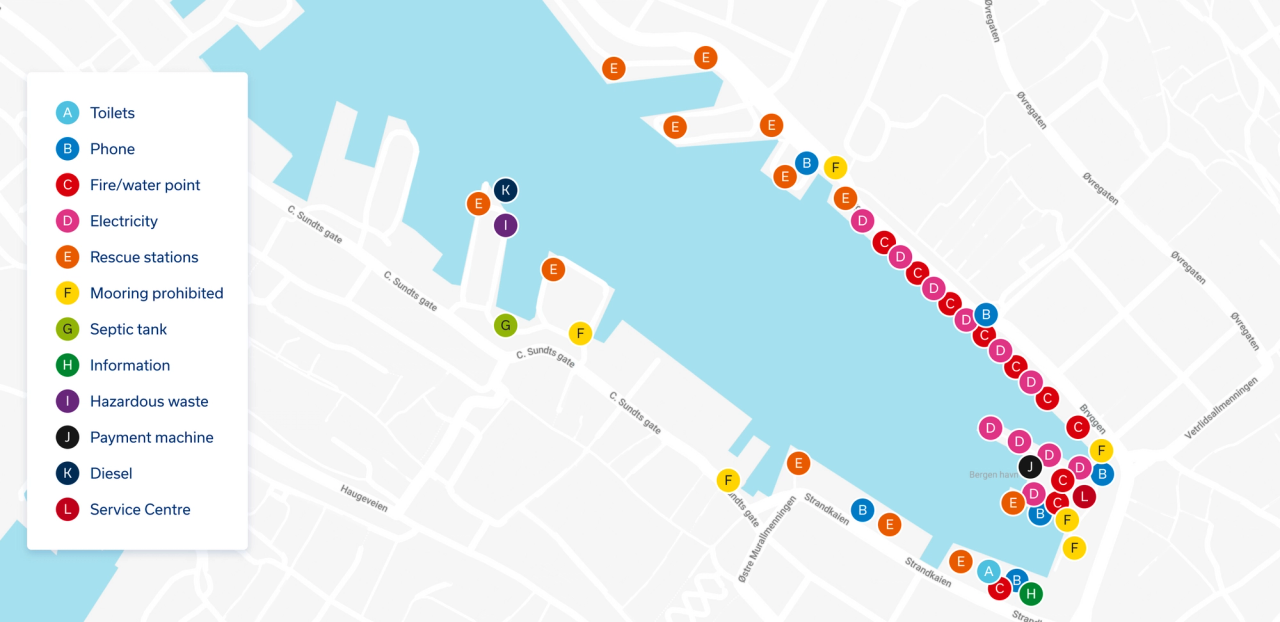 Map of the guest harbour in Vågen showing facilities along the quays: toilets, phone, fire and water points, electricity, rescue stations, no-mooring zones, septic tank, information, hazardous waste, payment machines, diesel and the service centre.