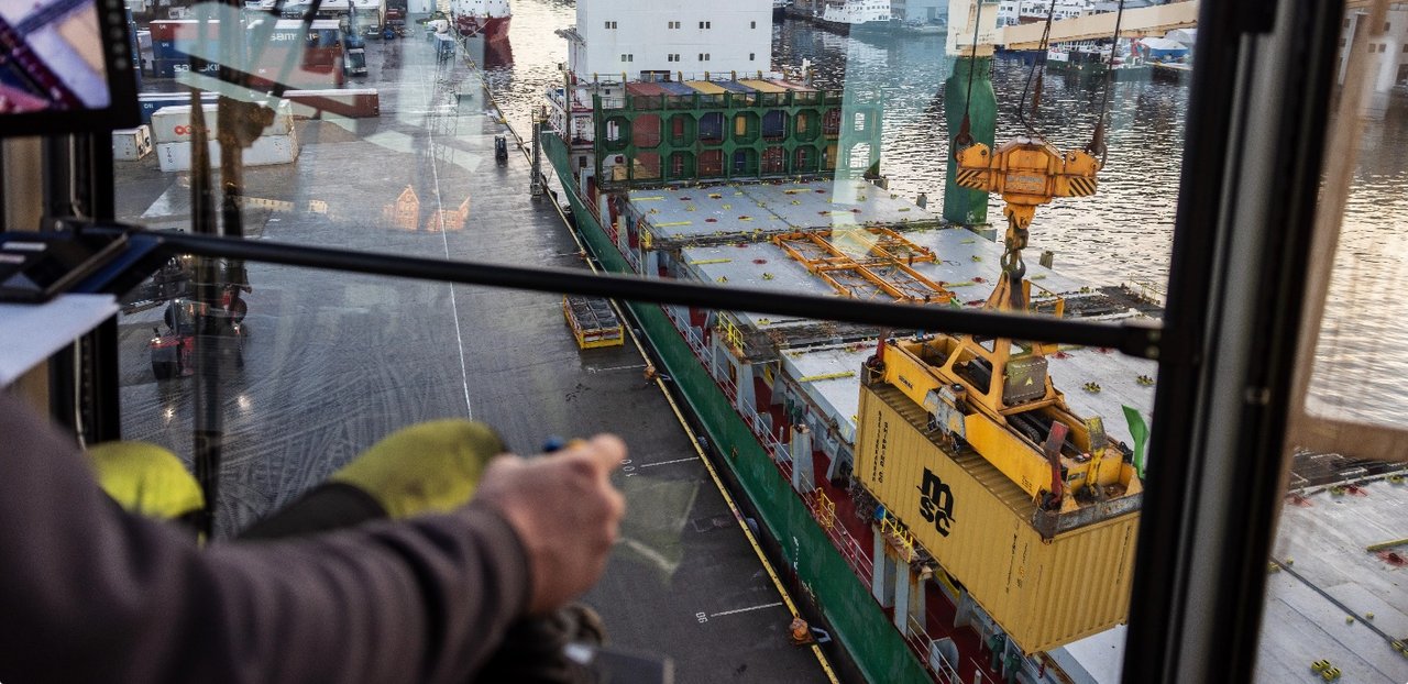 Havnekran som løfter container.
