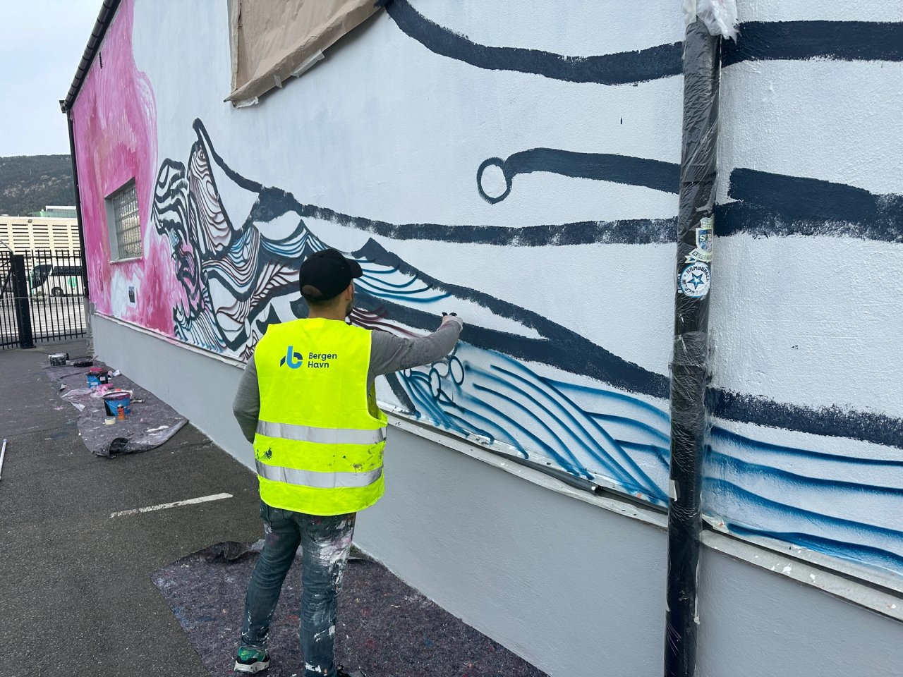 The artist Manuel Portioli during the creation of the artwork Ponente