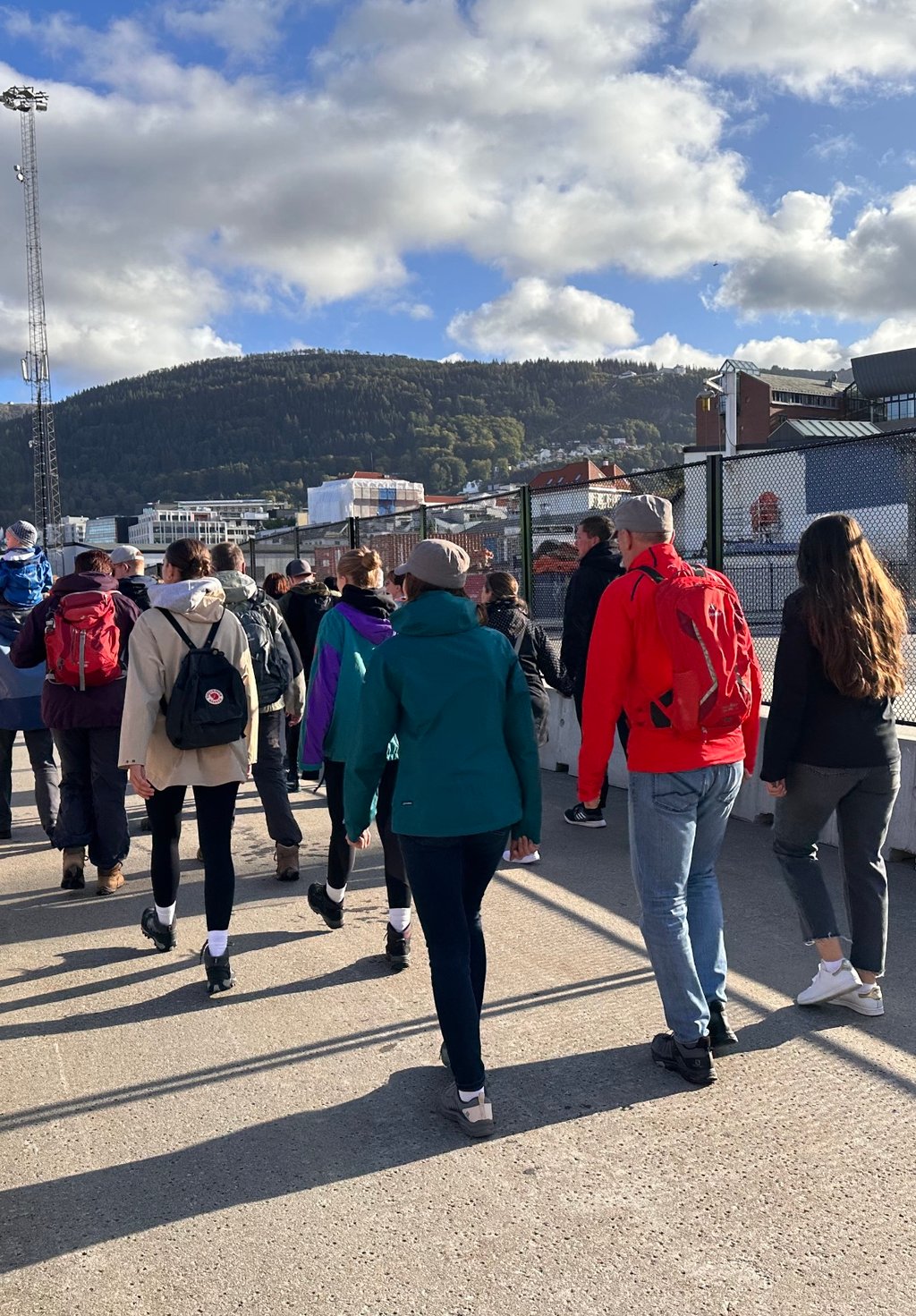 Cruiseturister fra Aida perla går mot Bergen sentrum