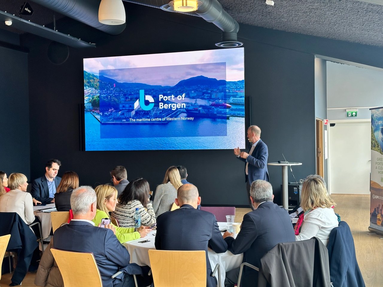 Nils Møllerup fra Bergen Havn fortale om reisen til Bergen Havn for å nå målet om å bli en foregangshavn innen elektrifisering