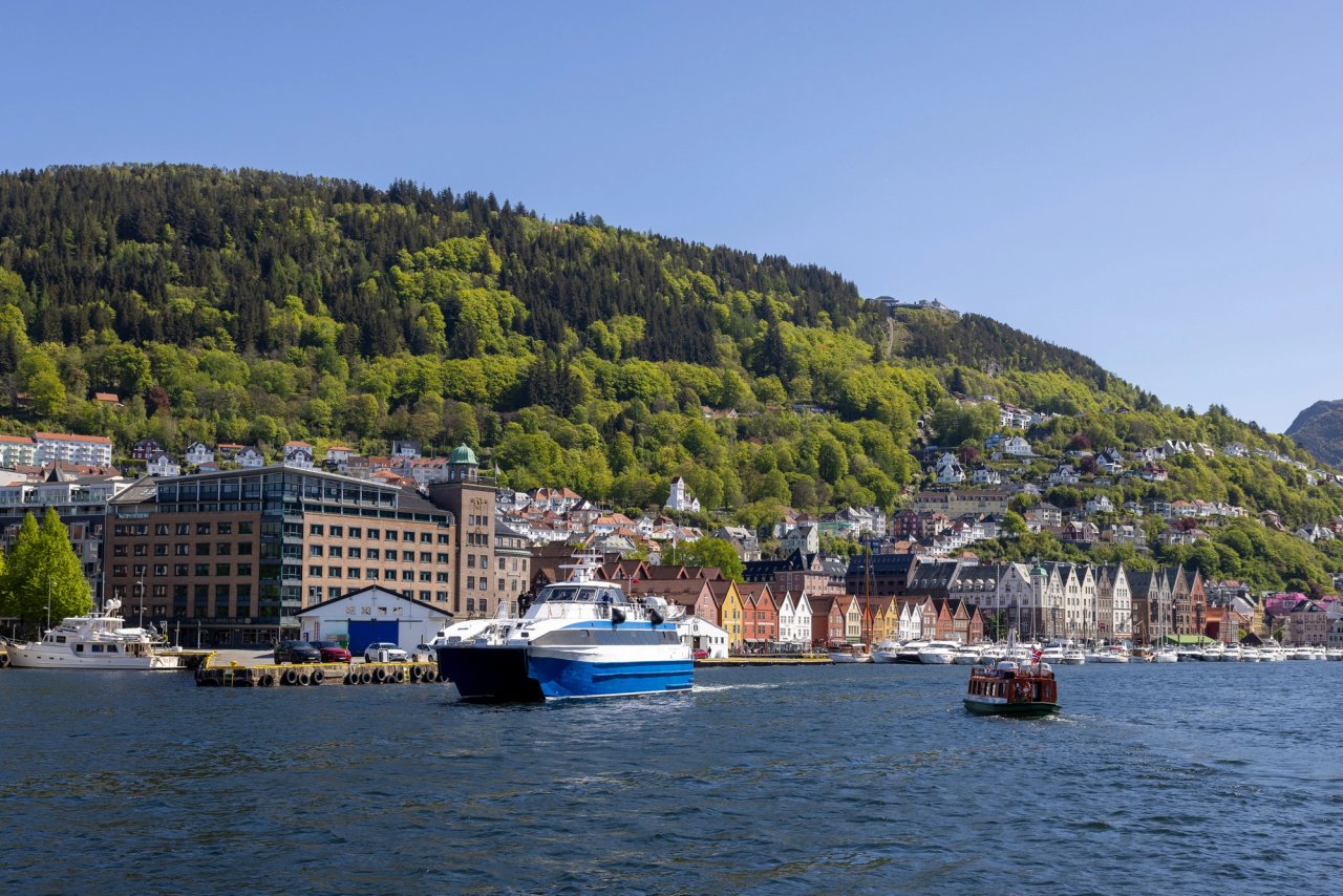Undersøker sjøbunnen i Vågen