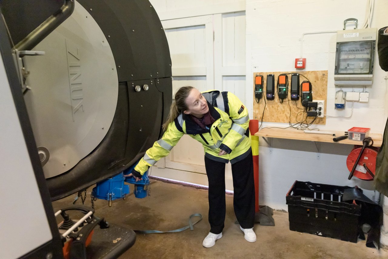 Maria Bos i Plug forklarer  hvordan skipene kobler seg til landstrømanleggene.