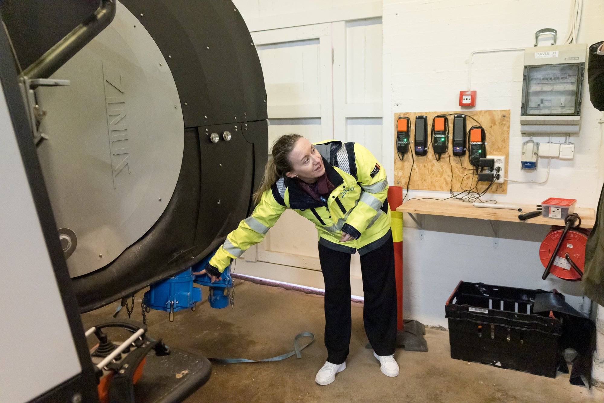 Maria Bos i Plug forklarer  hvordan skipene kobler seg til landstrømanleggene.