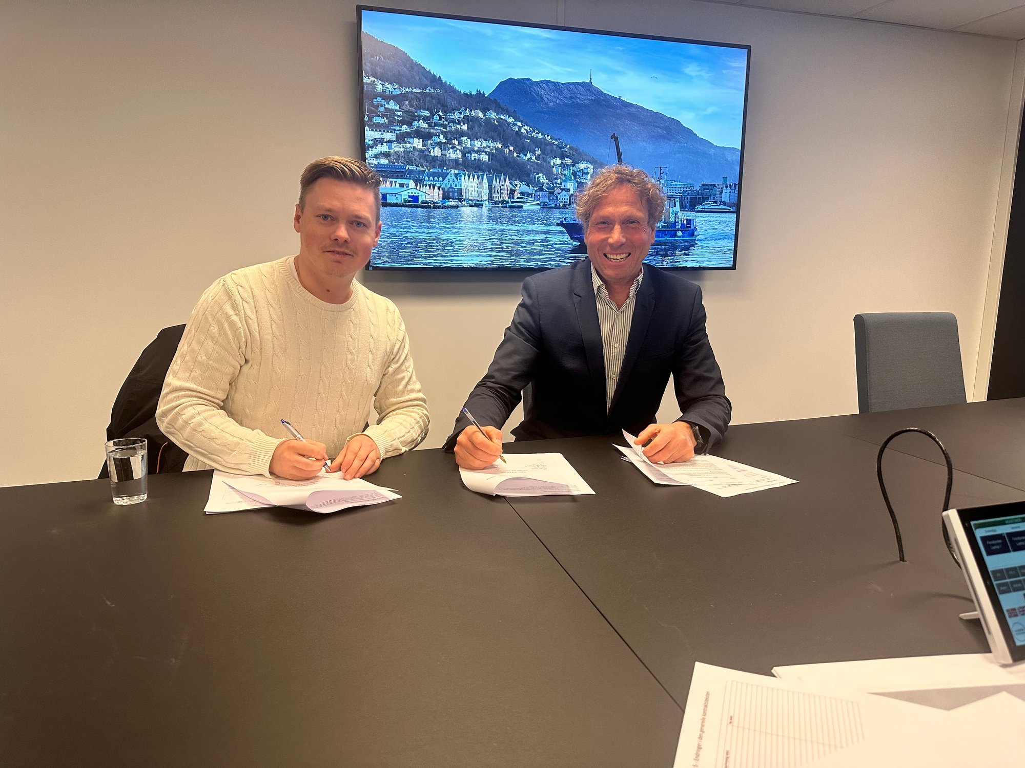 Salgssjef Andreas Lingjerde i VestPark AS og direktør Michal Forland i Bergen Havn signerte torsdag 25.april avtalen om parkeringstjenester i Bergen Havne