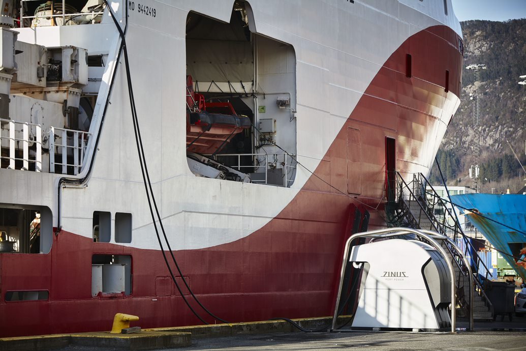 Offshoreskip tilkoplet landstrøm.