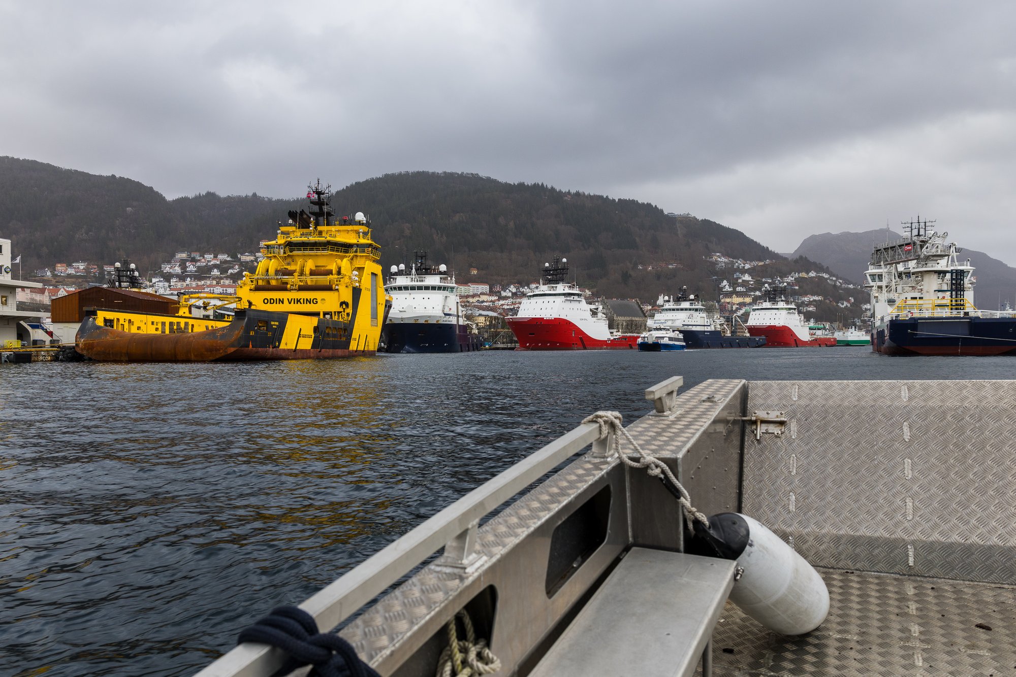 Offshoreskip på rekke og rad i Bergen Havn. Her ligger de i påvente av oppdrag eller når det er uvær i Nordsjøen. De aller fleste skipene benytter seg av landstrømanleggene når de ligger i havnen.