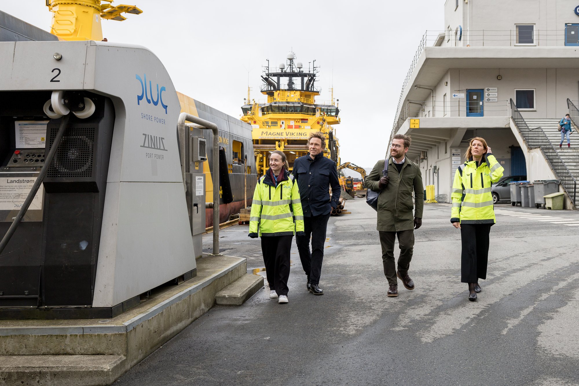 Bellona-leder Sveinung Rotevatn ser på landstrømanleggene på Skoltegrunnskaien, flankert av Maria Bos, Plug, Michal Forland Bergen Havn og Ragnhild Janbu Fresvik, Eviny