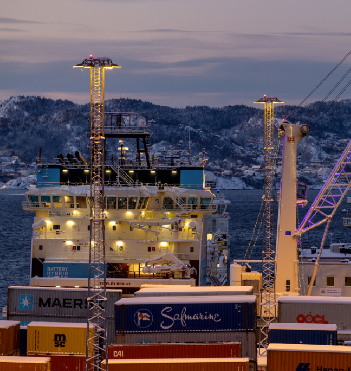 Containerskip ved kai.