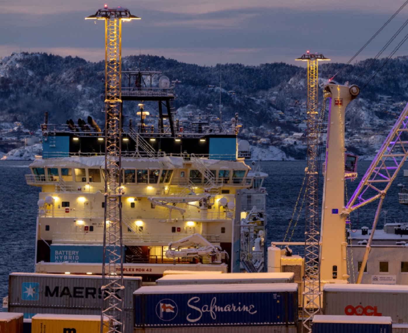 Containerskip ved kai.