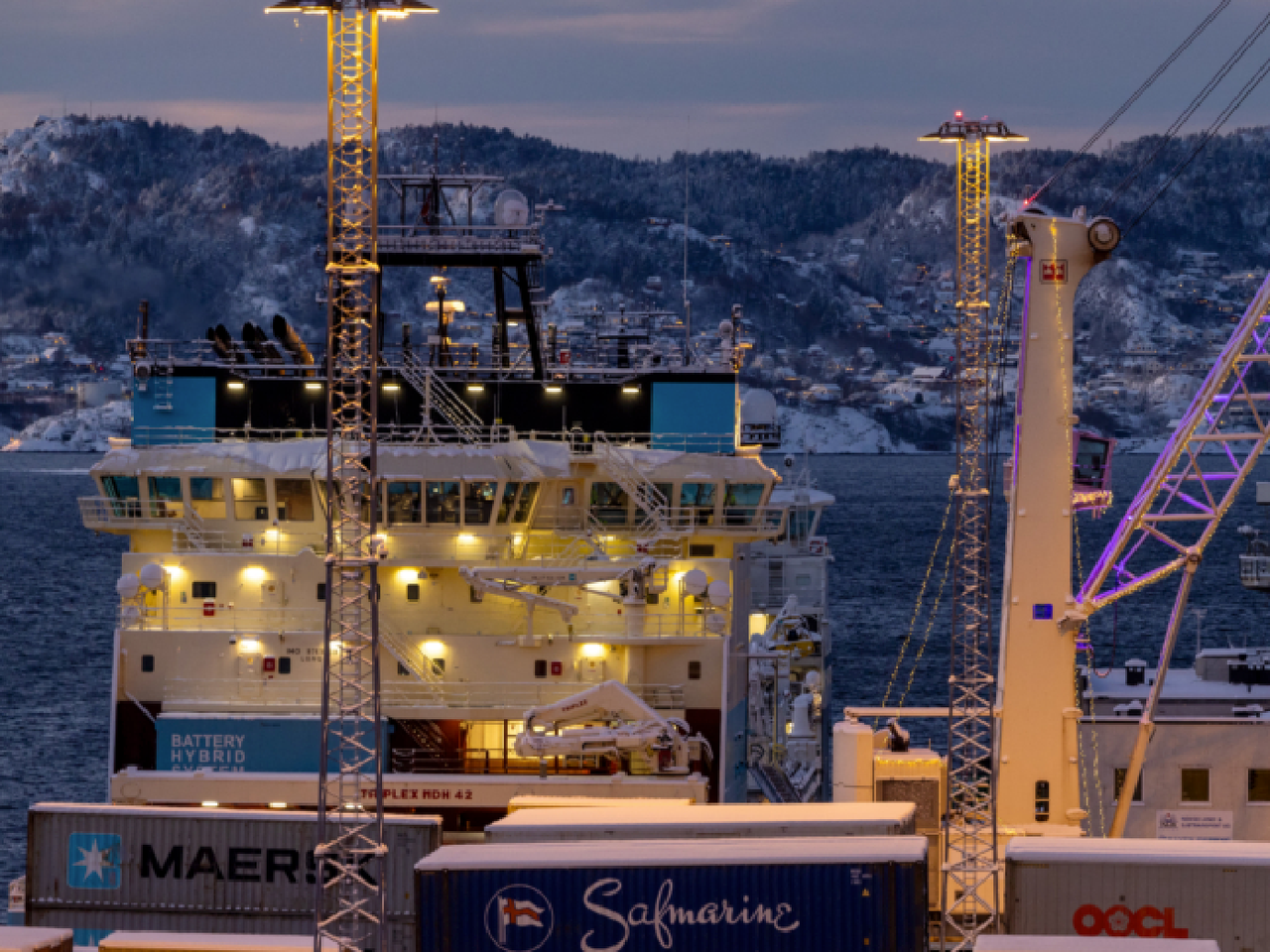 Containerskip ved kai.