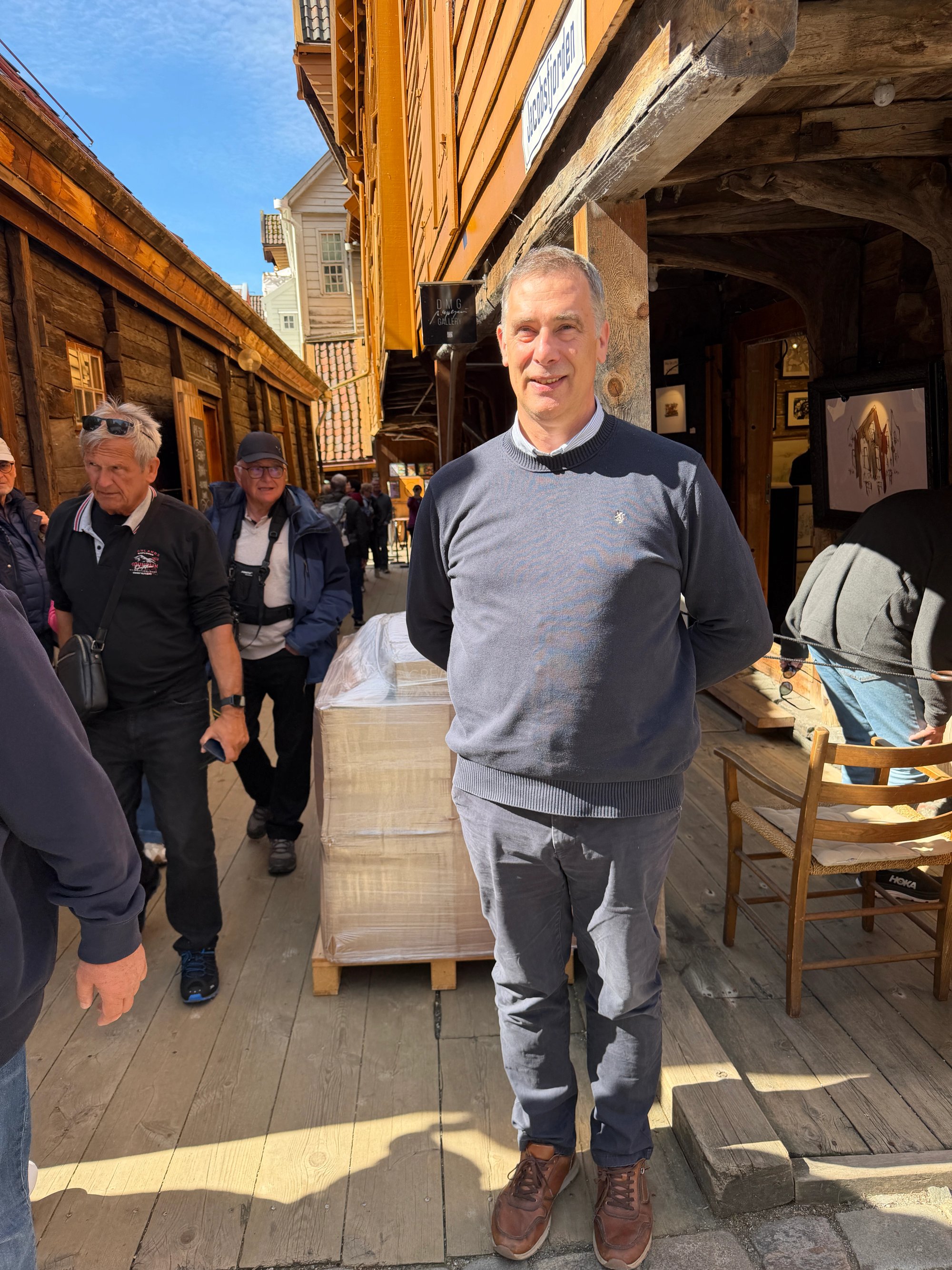 Direktør Bernt-Håvard Øyen i Stiftelsen Bryggen i Bryggens indre gemakker hvor svært mange turister finner veien