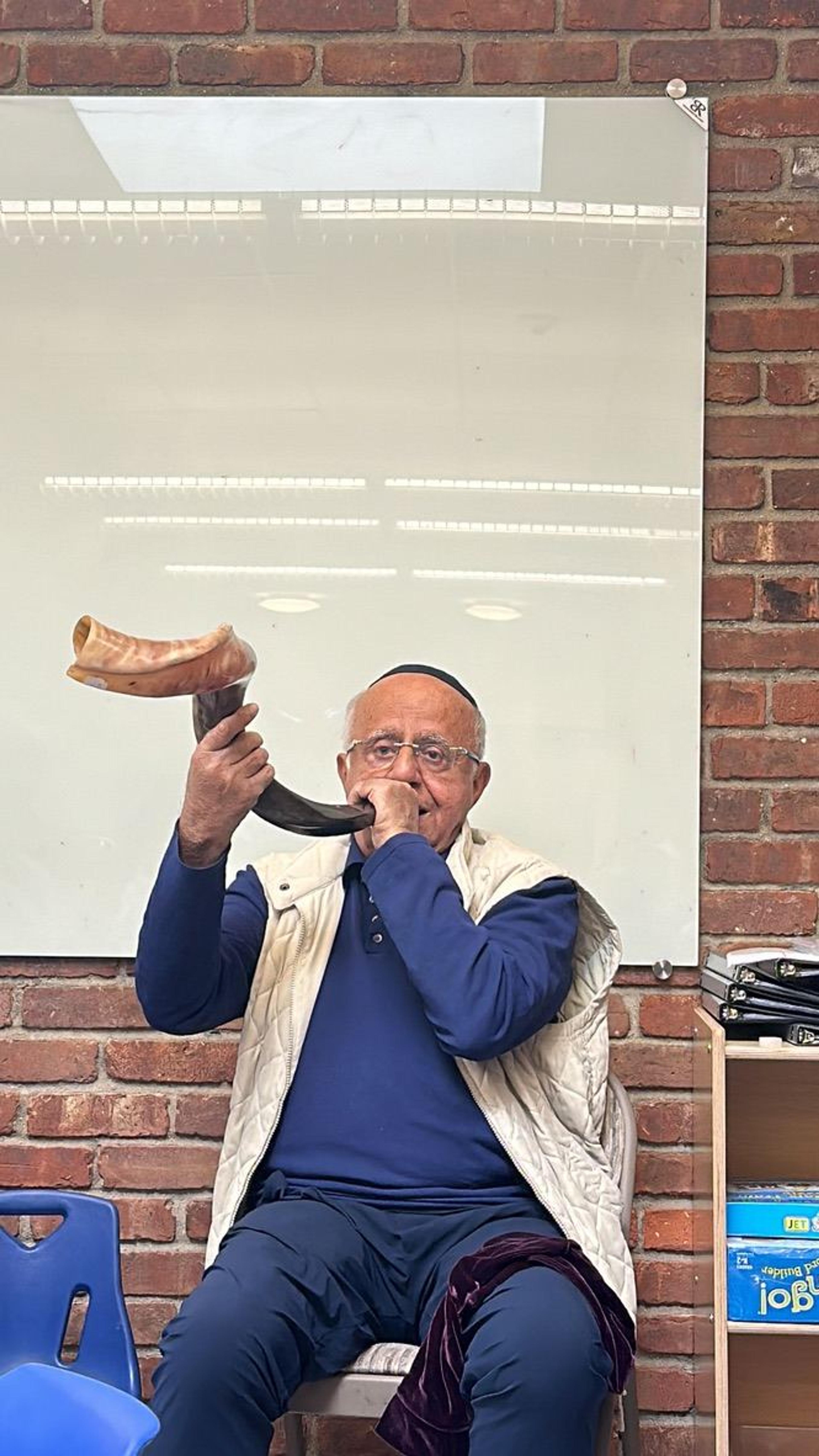 A rabbi blows the shofar for students
