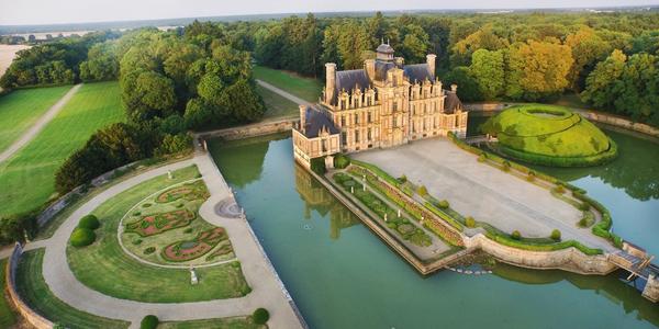 Self-guided tour of the estate