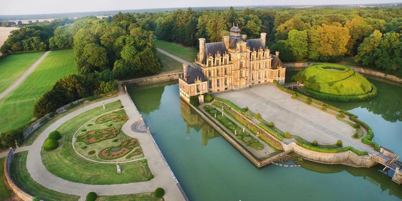 Self-guided tour of the estate