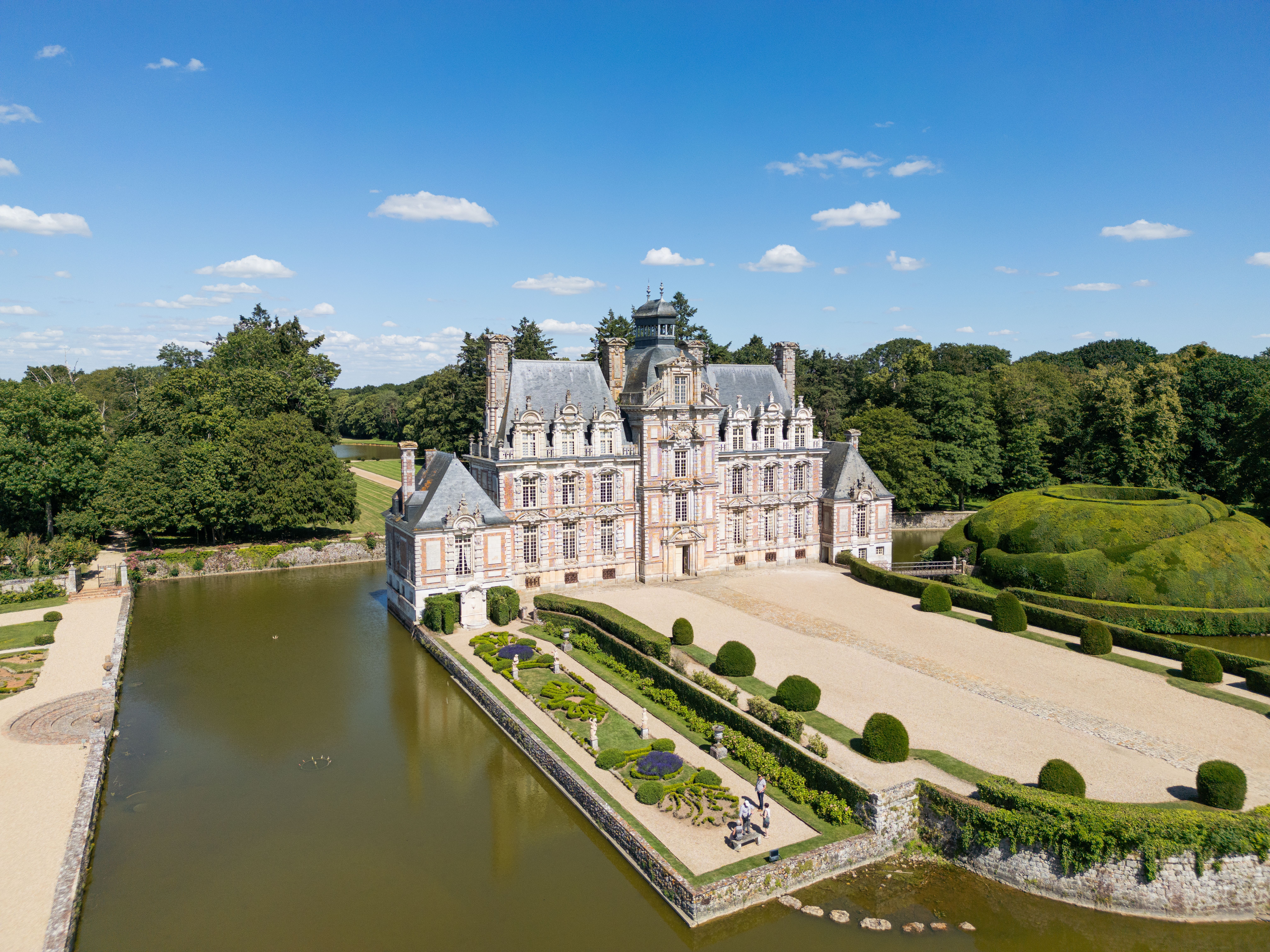 Self-guided tour of the estate