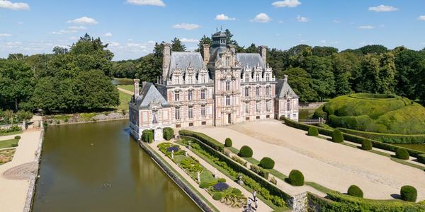 Self-guided tour of the estate