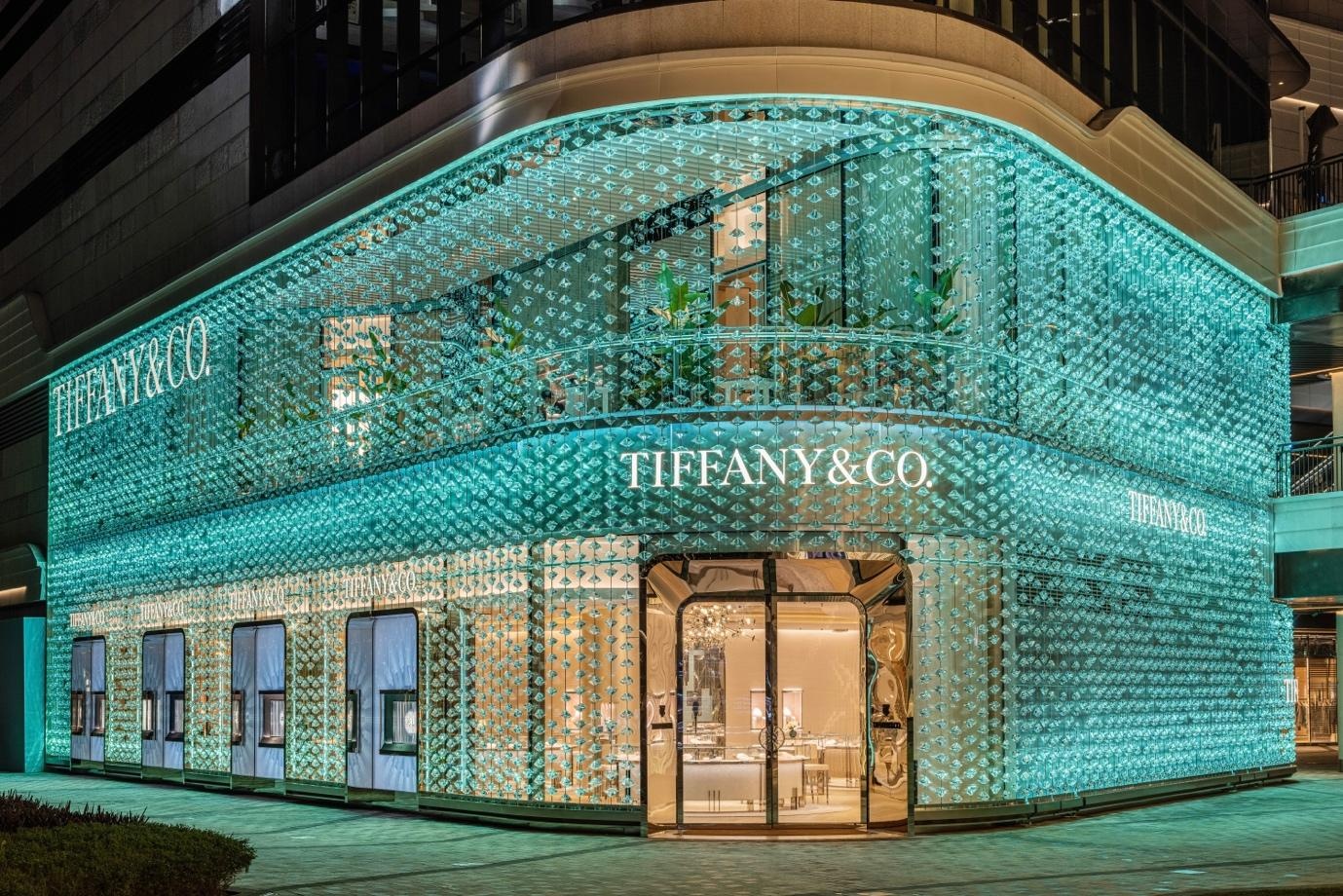 The two-story Shanghai store goes beyond conventional retail by showcasing a one-of-a-kind façade adorned with 6,988 ‘diamonds,’ custom decorations created by globally acclaimed artists, and various art installations. Photo: Tiffany & Co.
