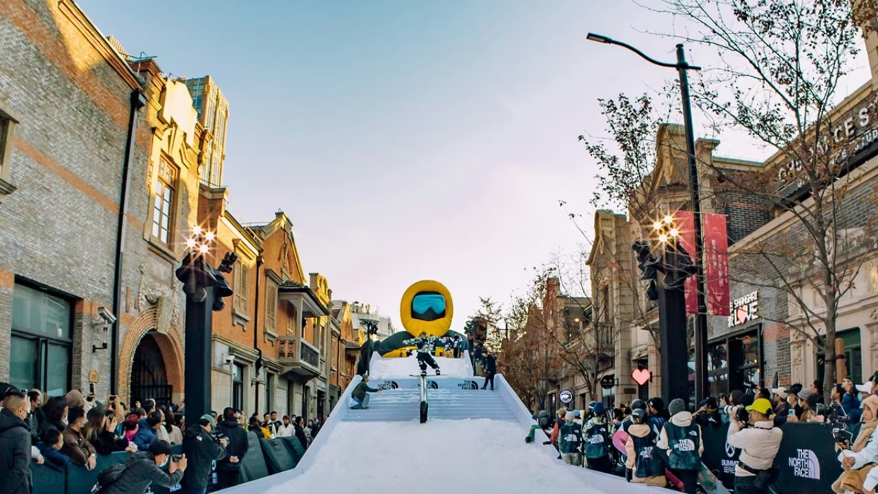 The North Face set up a gigantic ski slope covered with artificial snow outside of its Summit Club House located in Shanghai Zhangyuan. Photo: The North Face

