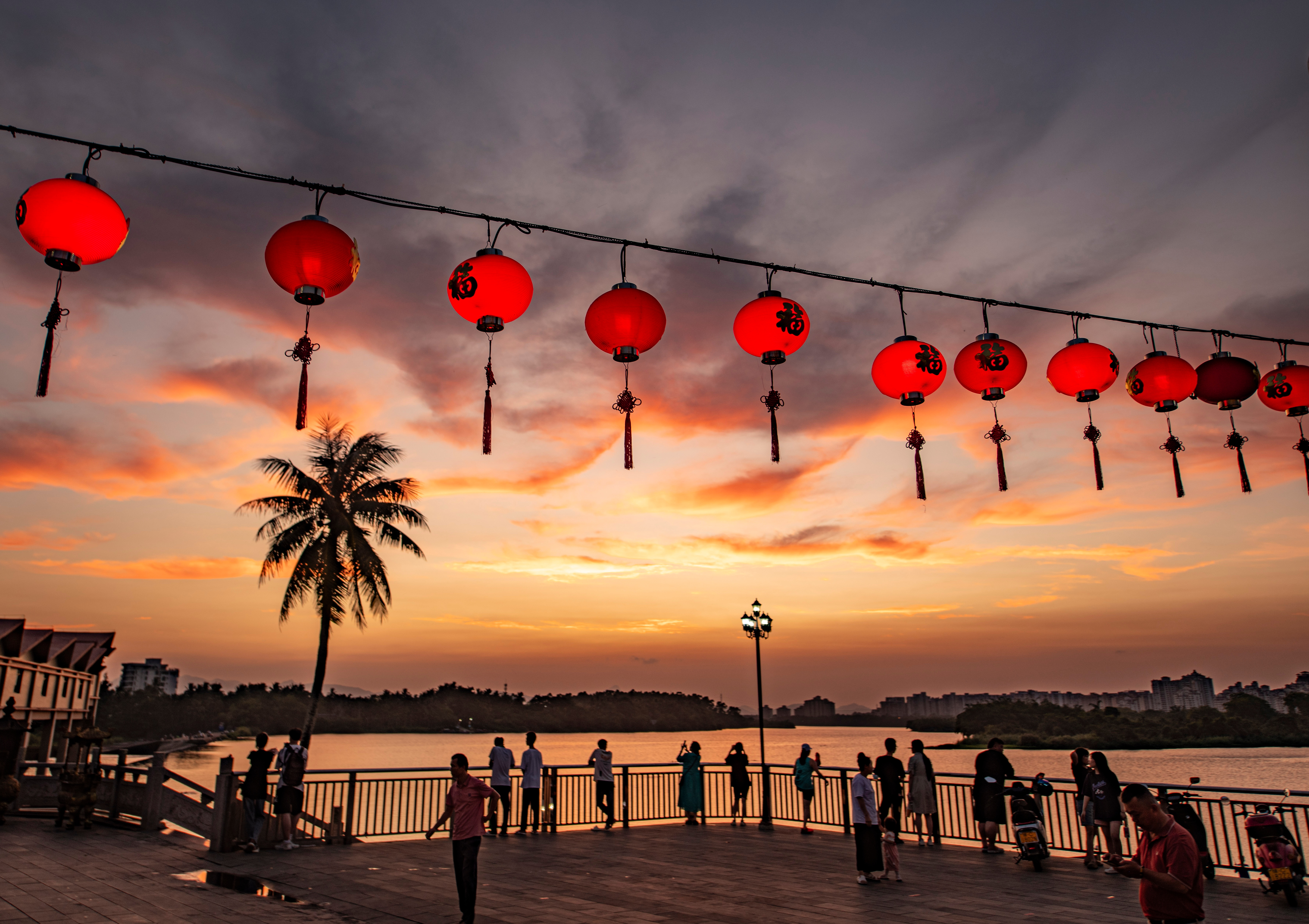 Tourists enjoy the sunset at Wanquan River scenic area during the five-day May Day holiday on May 4, 2024 in Qionghai, Hainan province. Photo: Getty Images 