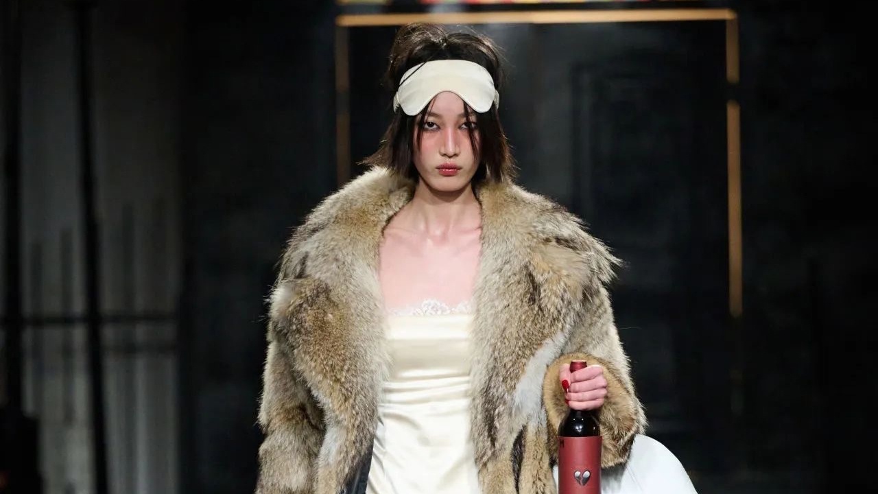 Mark Gong unveils his Fall 2024 collection “The Heartbreak Club.” Photo: Shanghai Fashion Week Weibo