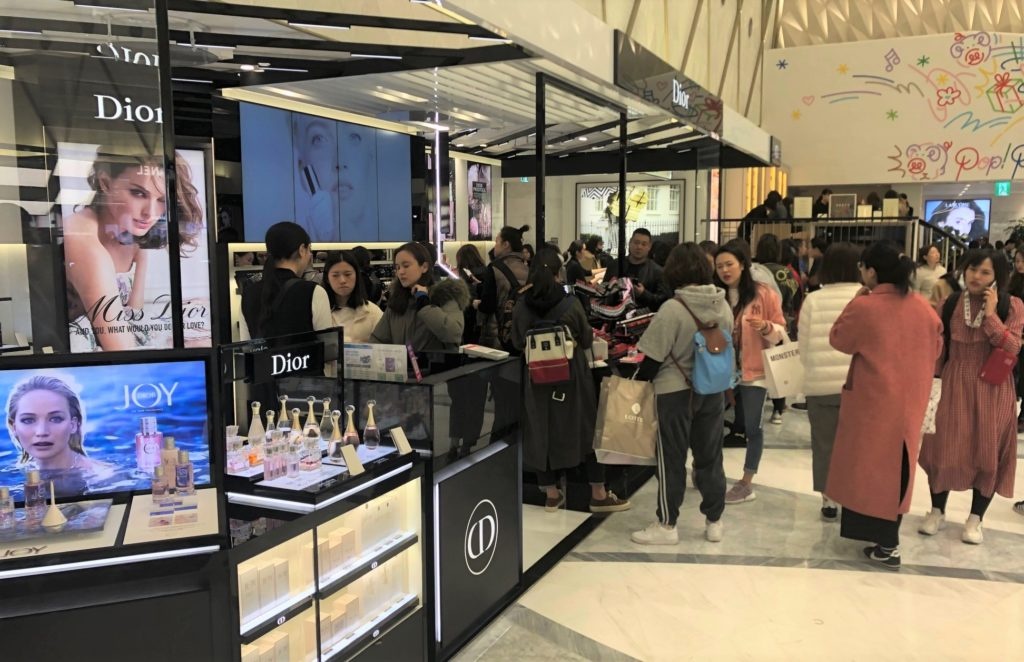 Chinese daigou resellers at the South Korean duty free beauty counters. Photo: Courtesy of The Moodie Davitt Report