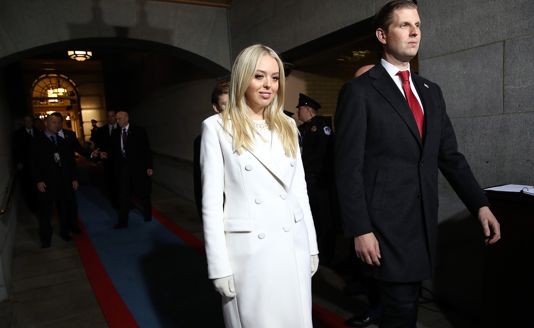 "First Daughter" Tiffany Trump wore the white coat designed by Chinese fashion designer Wang Tao during the inauguration ceremony when Donald J. Trump becomes the 45th president of the United States. (Image via VCG)