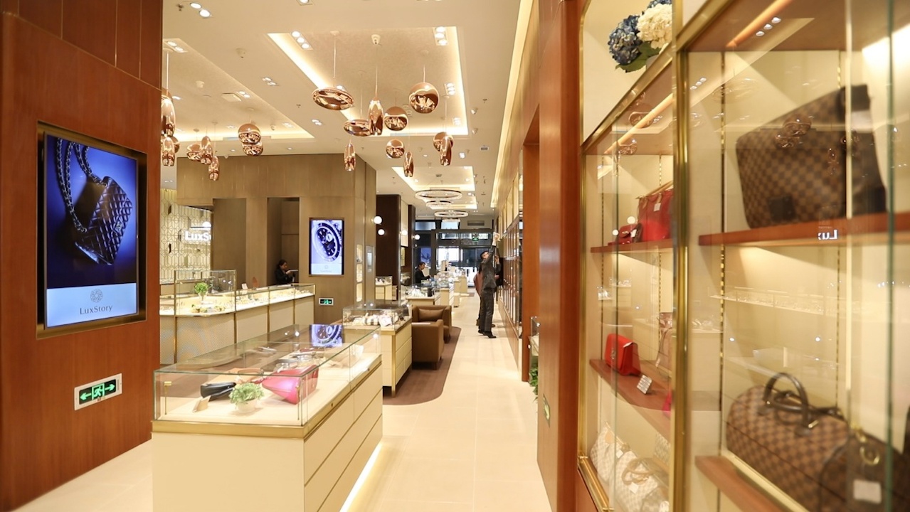 Exploding demand among young consumers is fueling the rise of domestic secondhand luxury retailers in China. Photo: CGTN