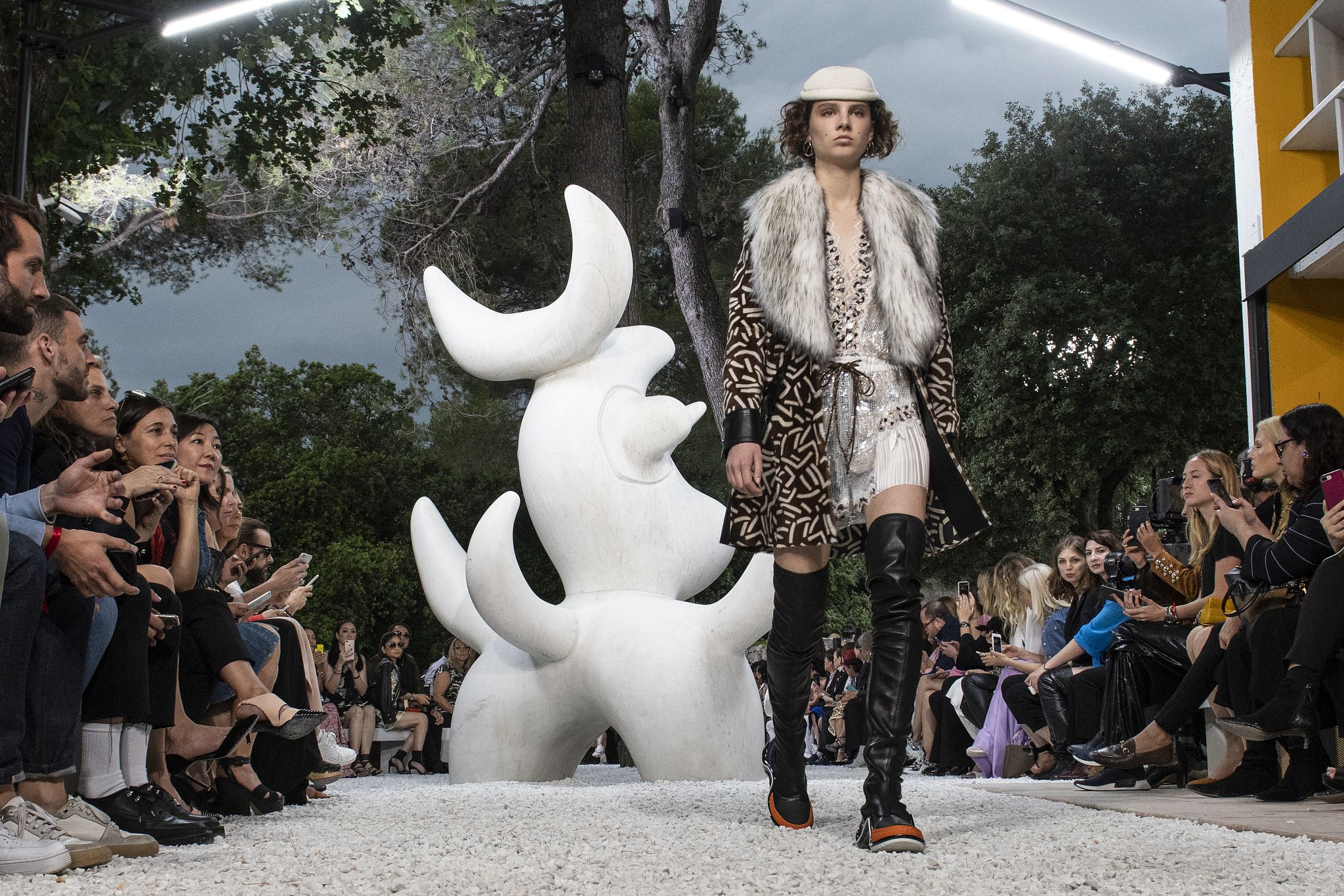 【最終セール】美品LOUIS VUITTONジャイアントジャングル パース Chinese Whispers: Netizens Surprised by Louis Vuitton's Shaman