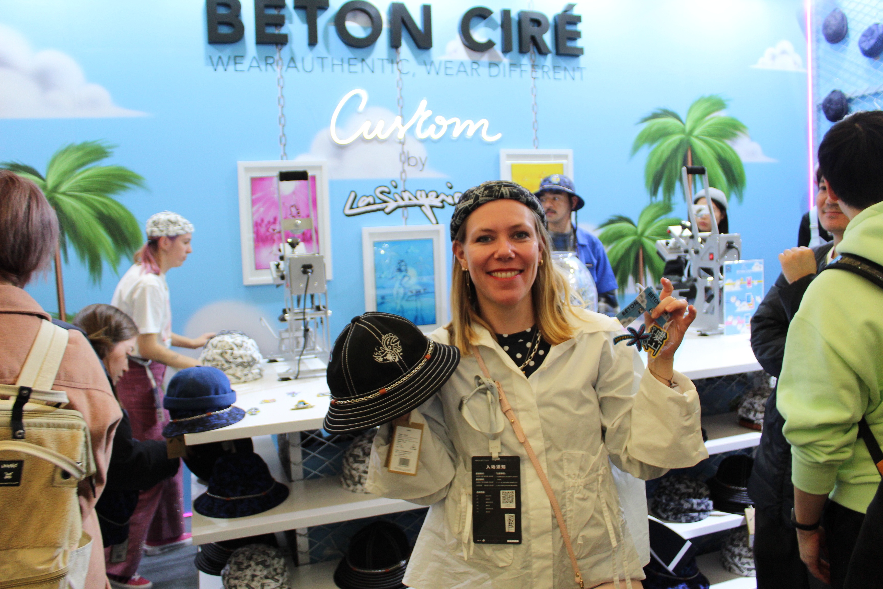 A staff of a booth showing off merchandise. Photo: Ruonan Zheng/Jing Daily