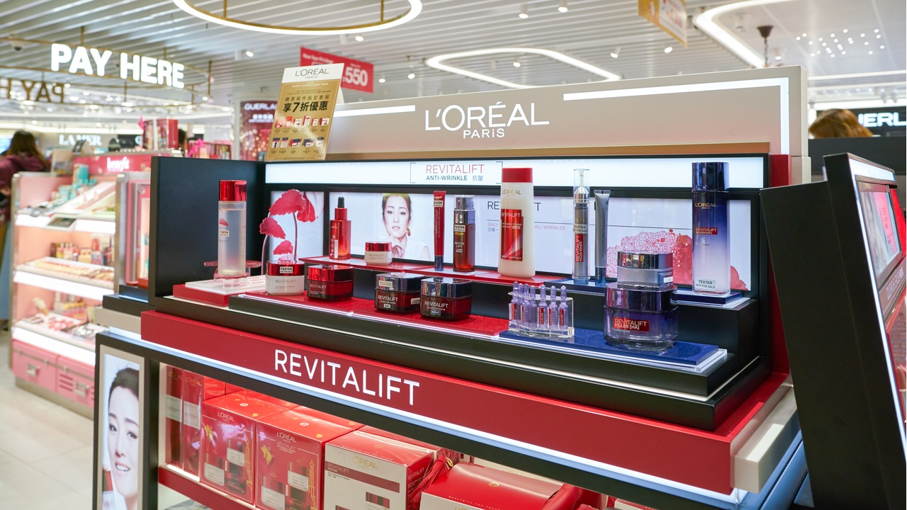 After topping Tmall’s Double 11 cosmetics sales ranking, L’Oréal has been accused of false advertising. How can the brand gain back consumer trust? Photo: Shutterstock