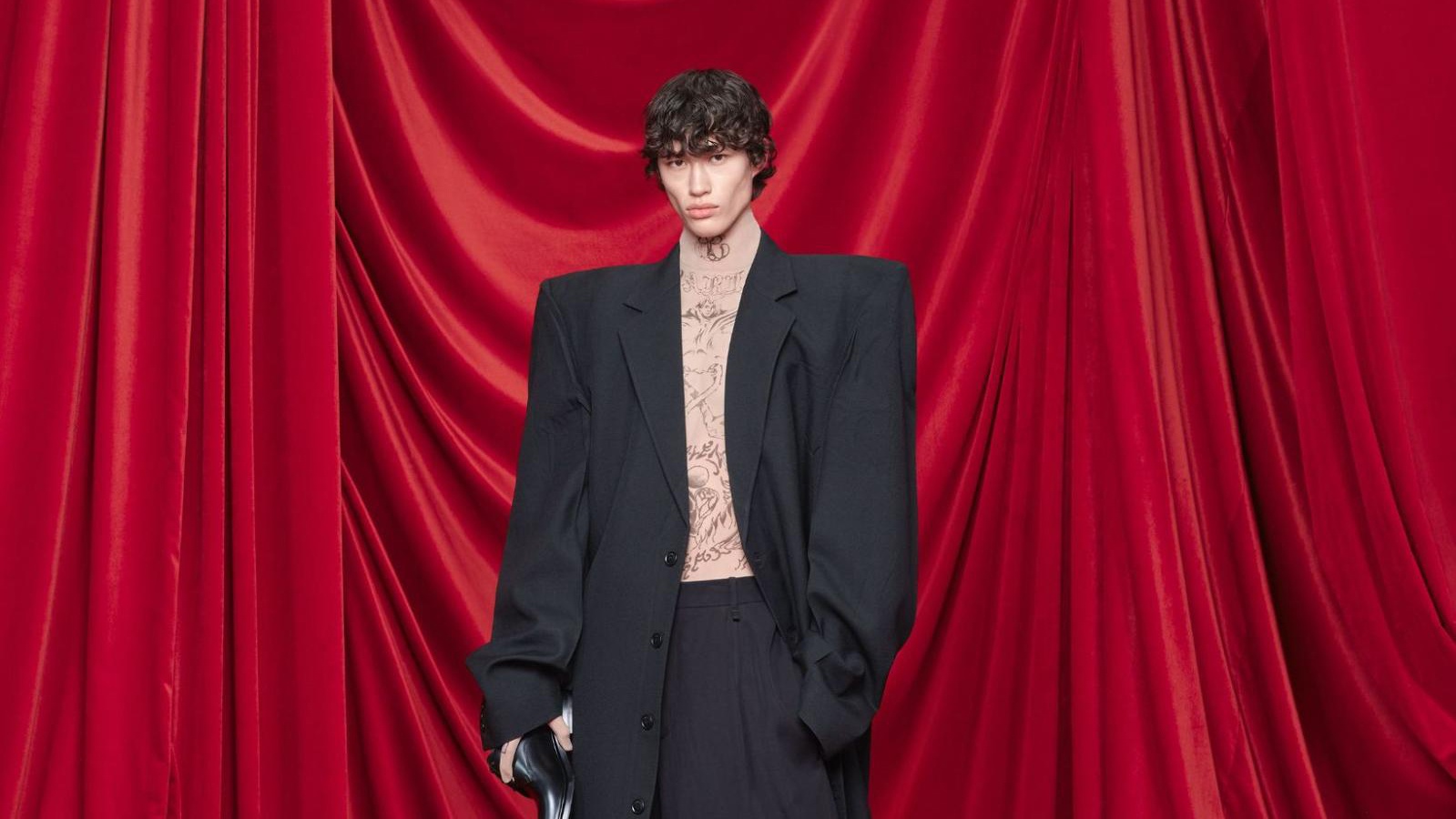 Balenciaga unveiled its Summer 24 collection at Paris Fashion Week on October 1 against a backdrop of sweeping red velvet curtains. Photo: Balenciaga 