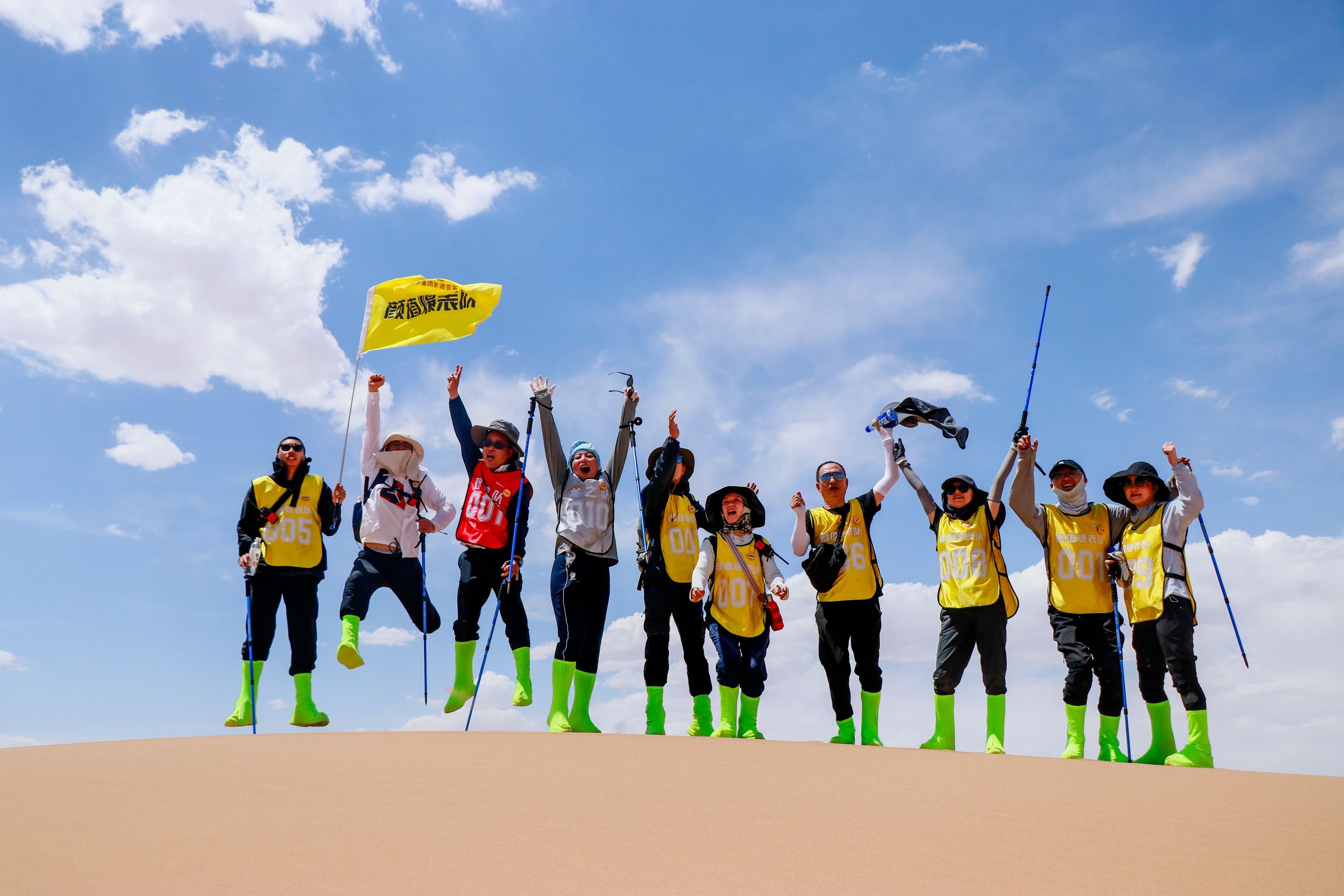 Outdoor enthusiasts trek through the Gobi Desert in high temperatures during the Dragon Boat Festival holiday on June 9 in Zhangye, Gansu Province, China. Image: Getty Images