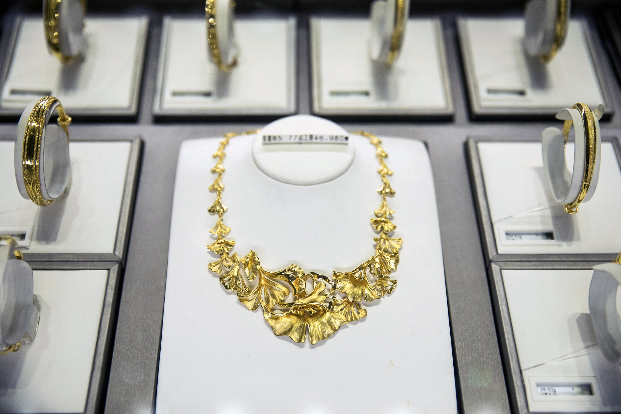 A gold necklace sits on display at a Chow Tai Fook Jewellery Group Ltd. store in Shanghai, China. Photo: VCG Photographer: Qilai Shen/Bloomberg