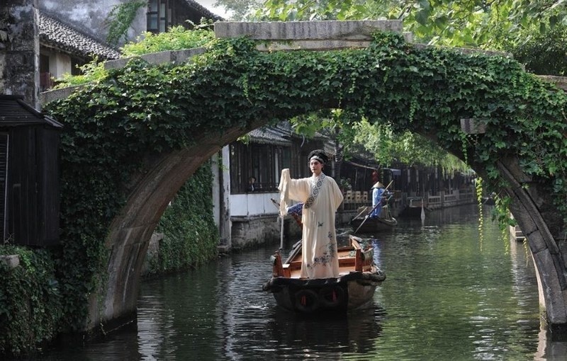 Picture of a man on a boat on the Suzhou River. Image: Getty Images