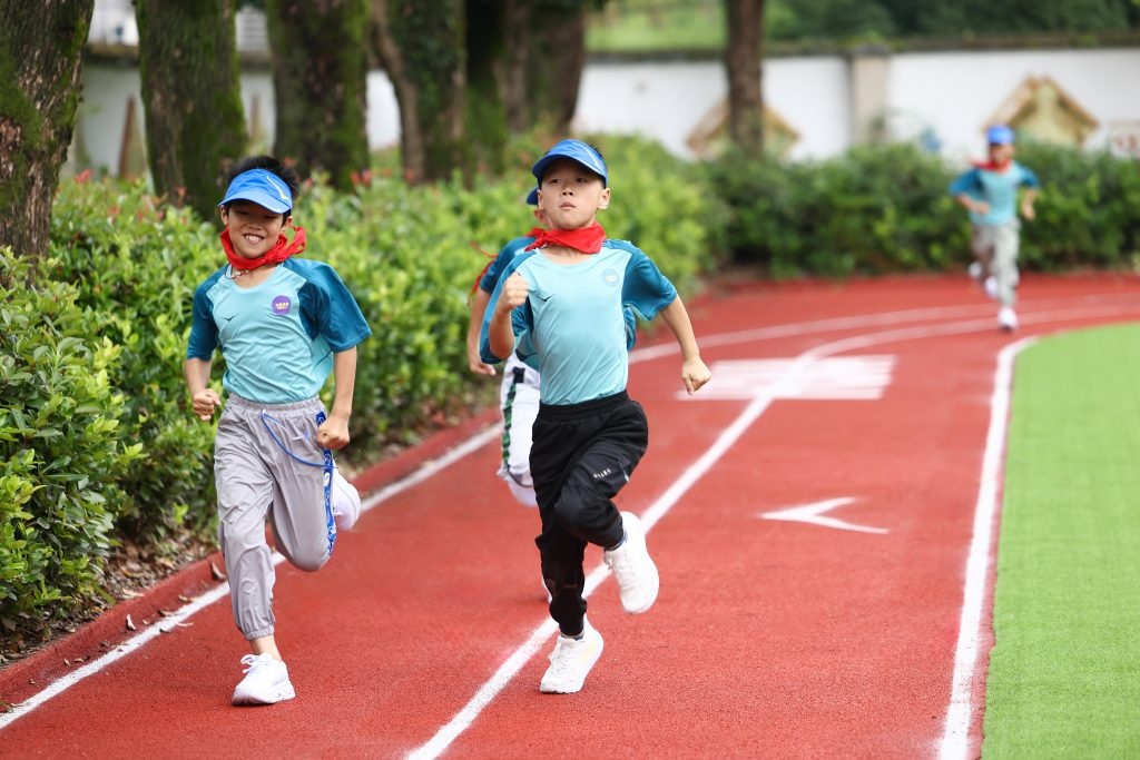 Students are running on the new track at Louhua Elementary School. Photo: Hoka