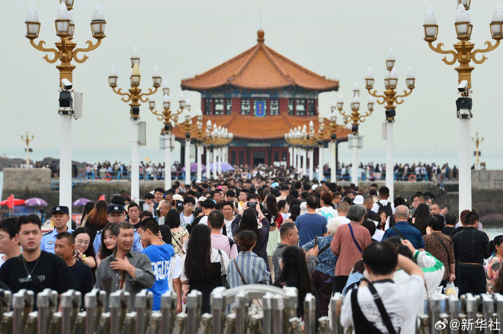The Ministry of Transport of China stated that the number of cross-regional people movements across the country reached over 2 billion, an average of 257 million people per day. Image: Xinhua News