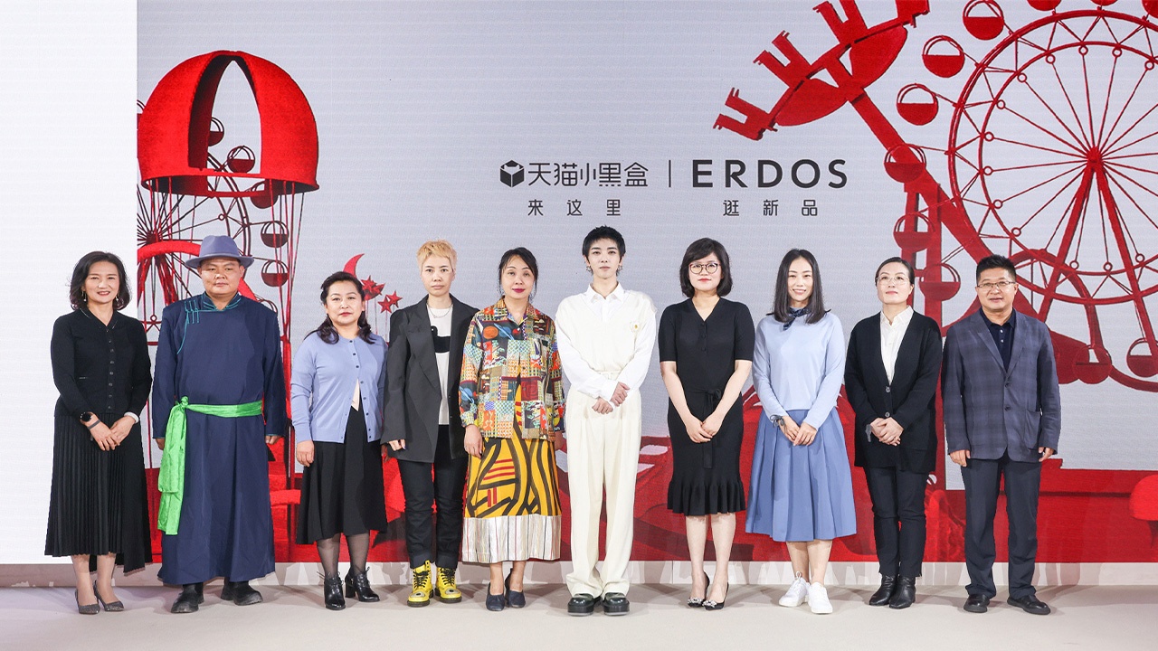 Erdos hosted a livestream offline event featuring Hua Chenyu in Shanghai on October 15, sharing the brand's sustainability initiatives with the industry and consumers. Photo: Courtesy of Erdos.
