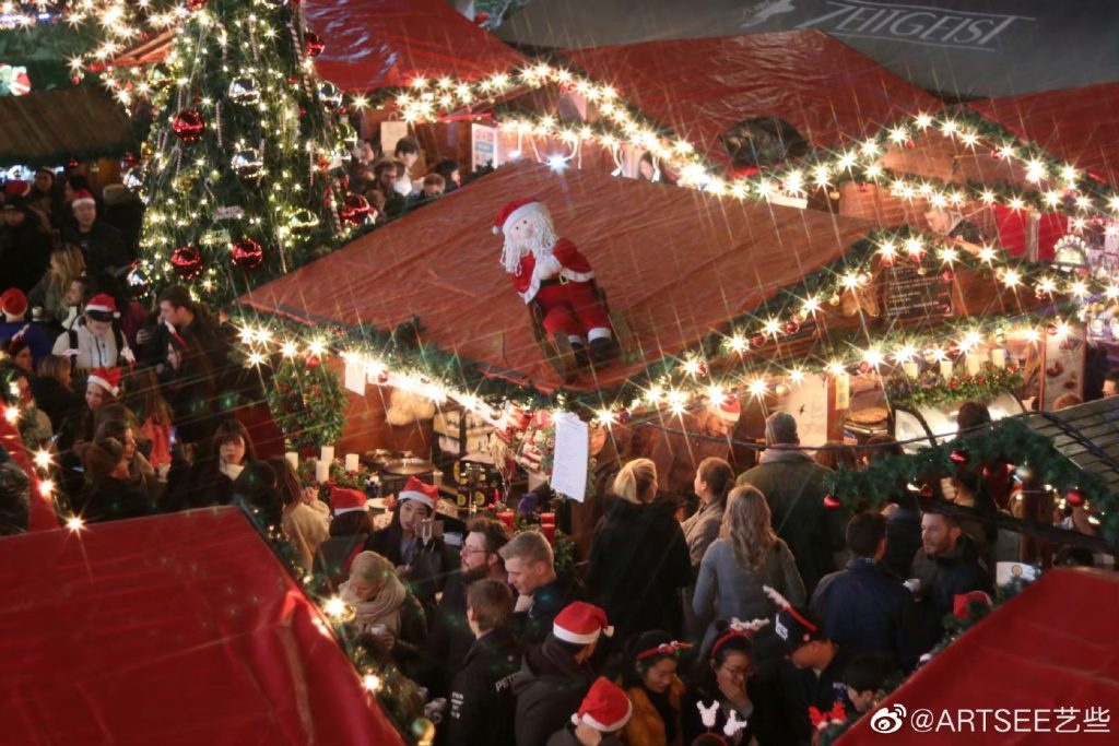 At The Jing'an Christkindlmarkt, visitors can eat German food, purchase wooden handicrafts, and take pictures with Santa Claus. Photo: Weibo