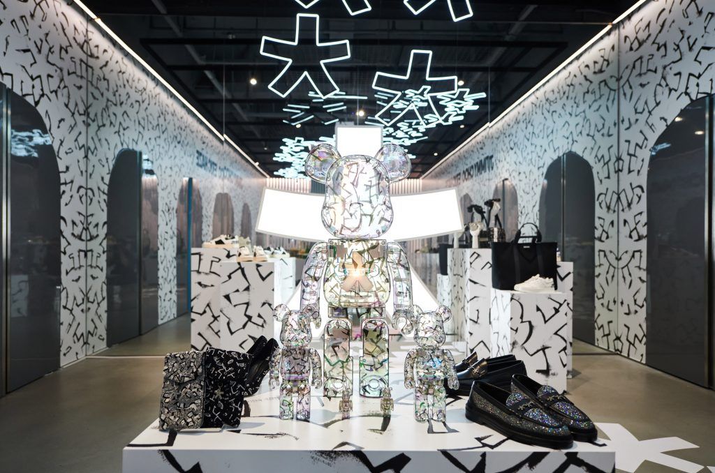 ☆新品☆JIMMY CHOO / ERIC HAZE コラボ フラグメントケース Jimmy Choo Unveils Exclusive Unisex Collection With Poggy and Eric