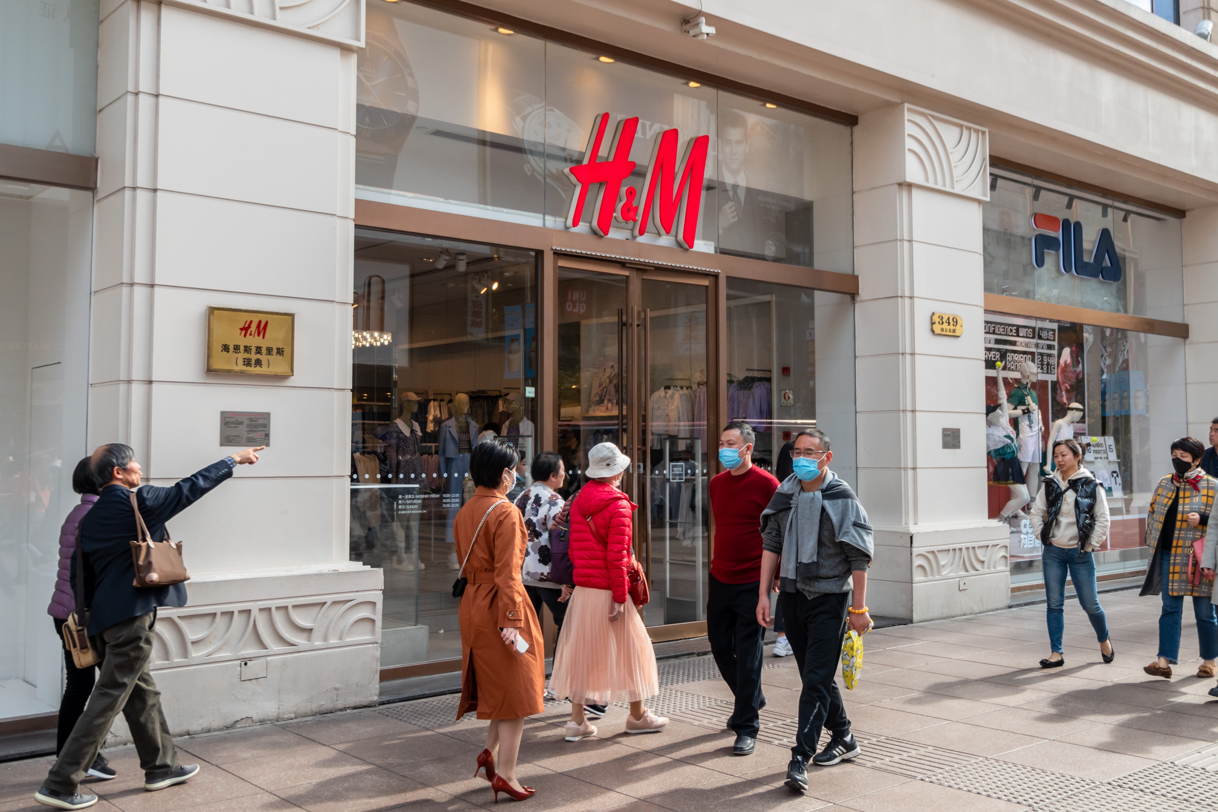 Citizens walk past an H&M store on Nanjing Road pedestrian street in Shanghai, China, March 24, 2021. Photo: Costfoto/Future Publishing via Getty Images