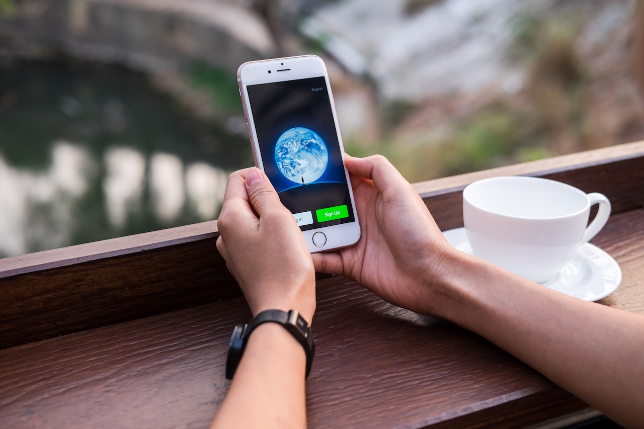 WeChat quietly added one more function allowing brands to connect Moment Ads with e-commerce function, according to Chinese tech media Ebrun on August 4. Photo: shutterstock.com