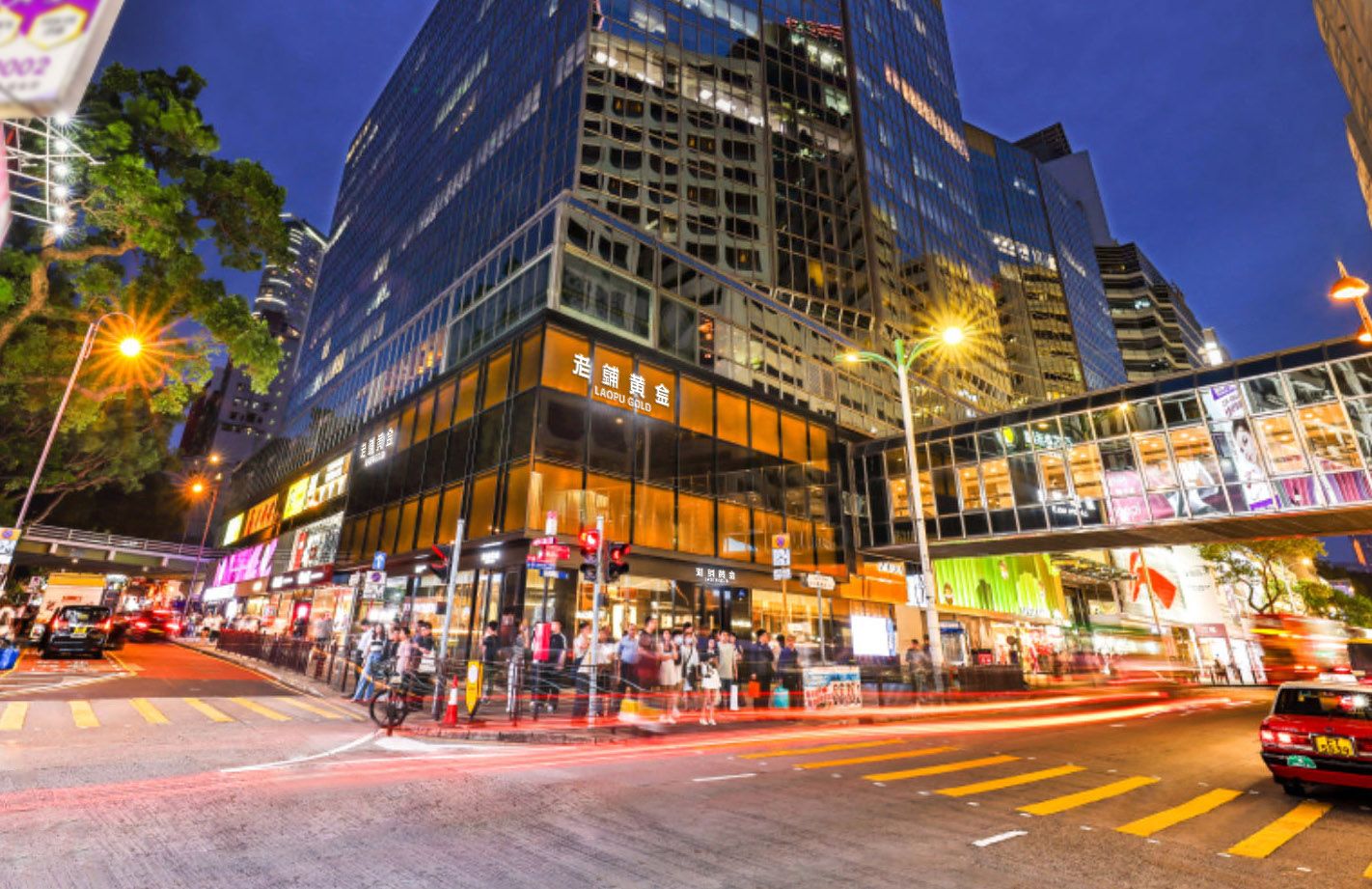 排队服务频频出圈，老铺黄金正在创造“有温度”的奢侈体验| Jing Daily